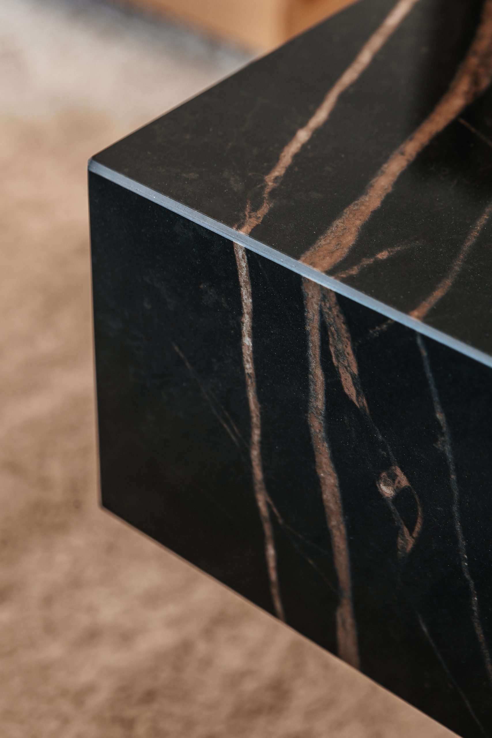 Detalle de mueble de mármol negro veteado — Archidom Benalús, Benalús, Marbella. Fotografía de Pedro Jaén