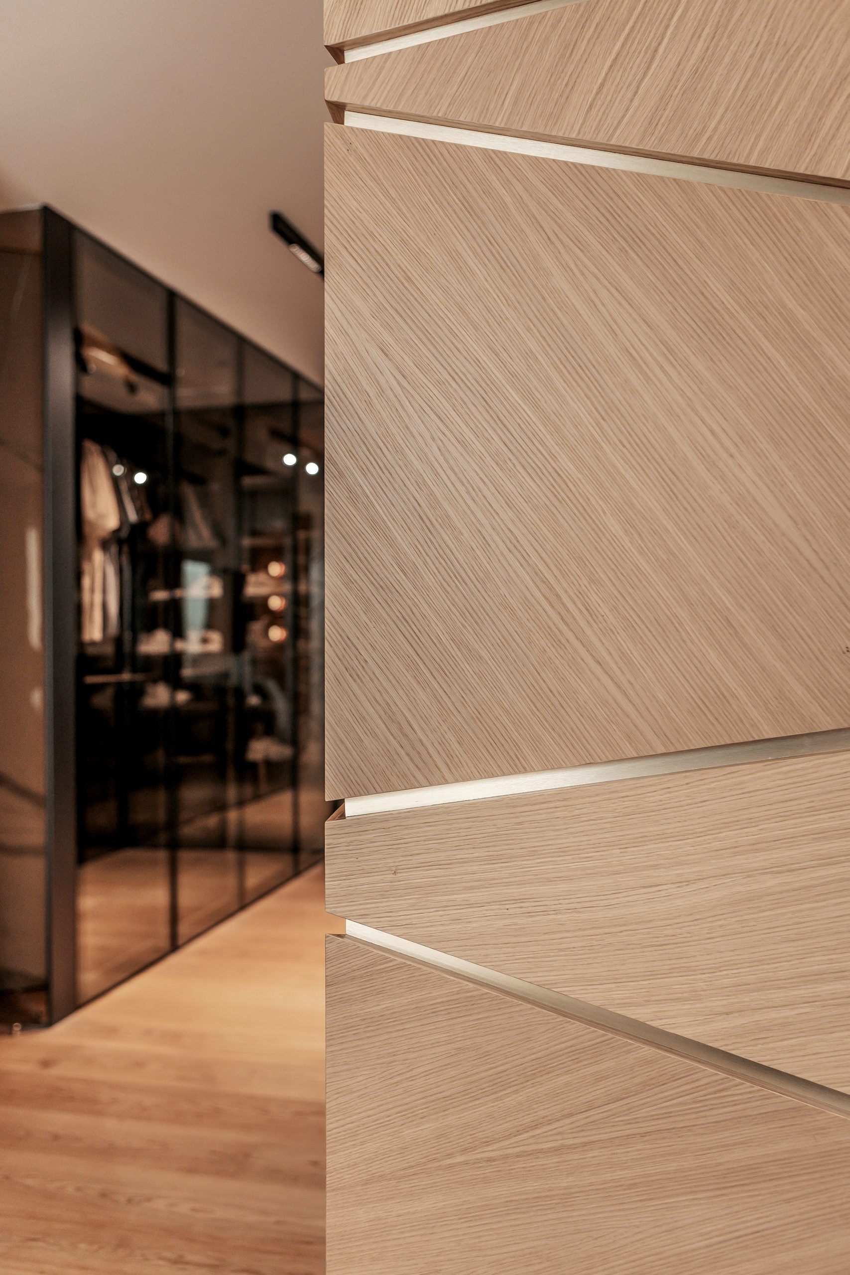 Paneles de madera y vestidor acristalado — Archidom Benalús, Benalús, Marbella. Fotografía de Pedro Jaén