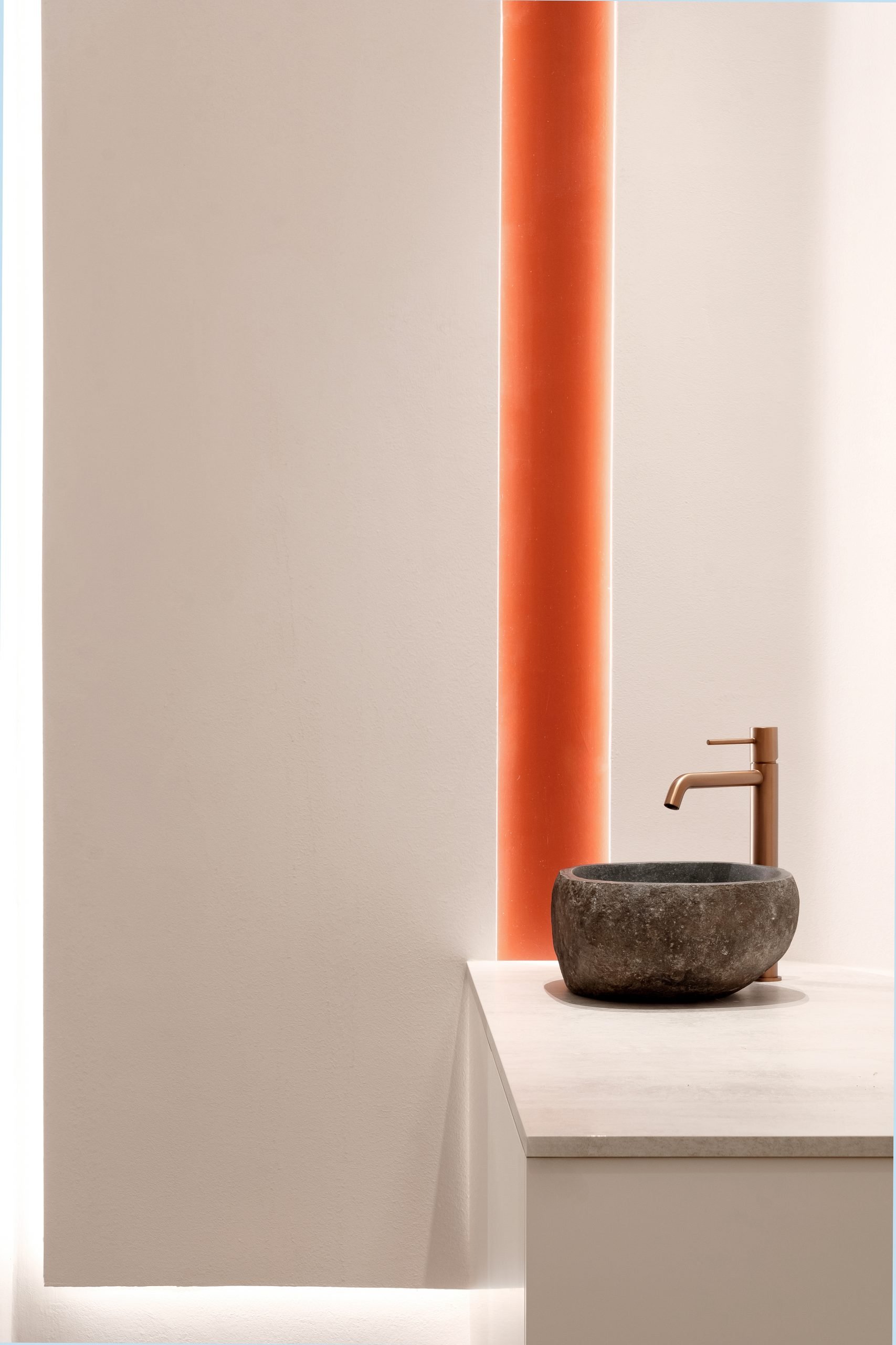 Lavabo de piedra junto a columna terracota — Atempora, Costa del Sol. Fotografía de Pedro Jaén