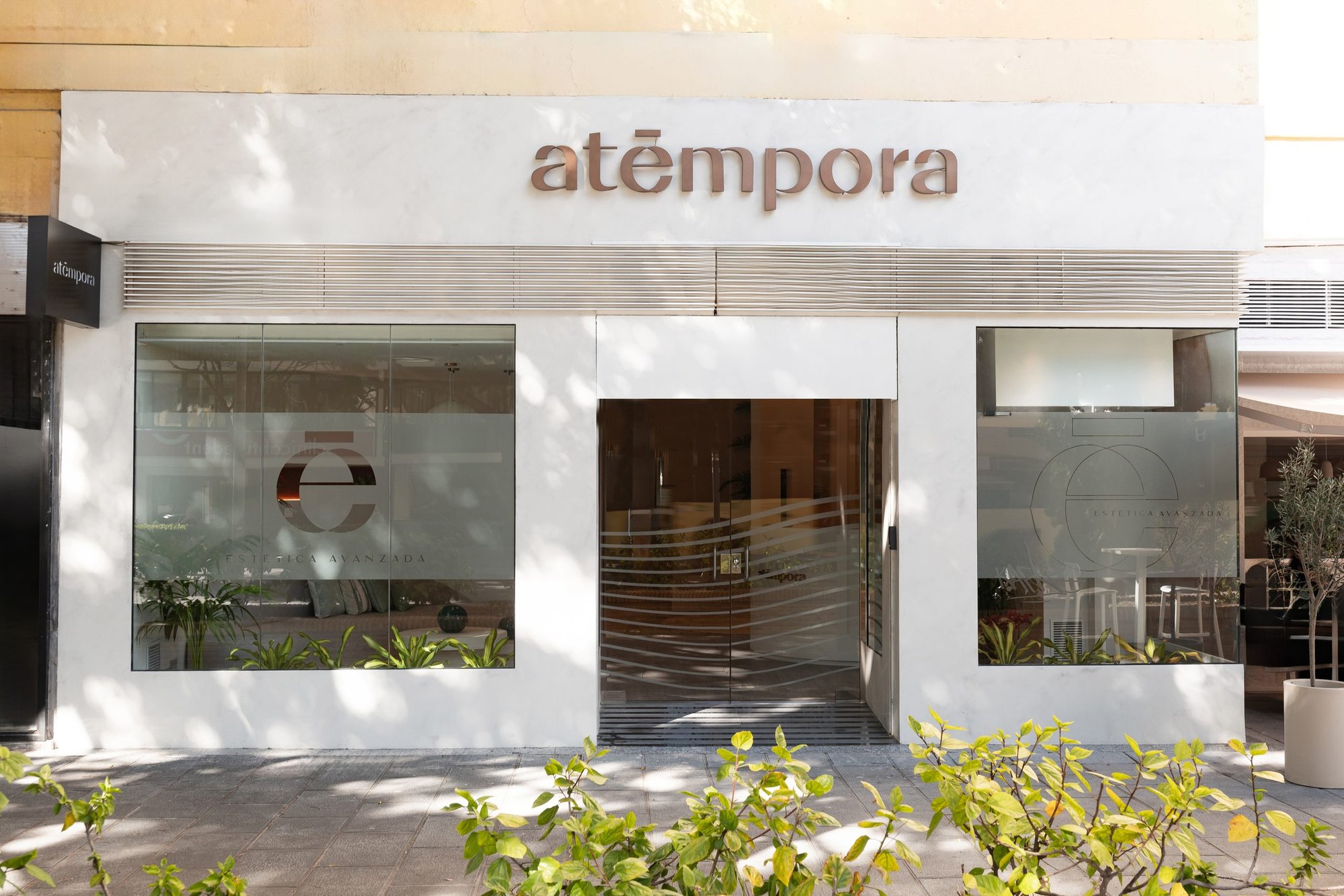Fachada del local con rótulo — Atempora, Costa del Sol. Fotografía de Pedro Jaén