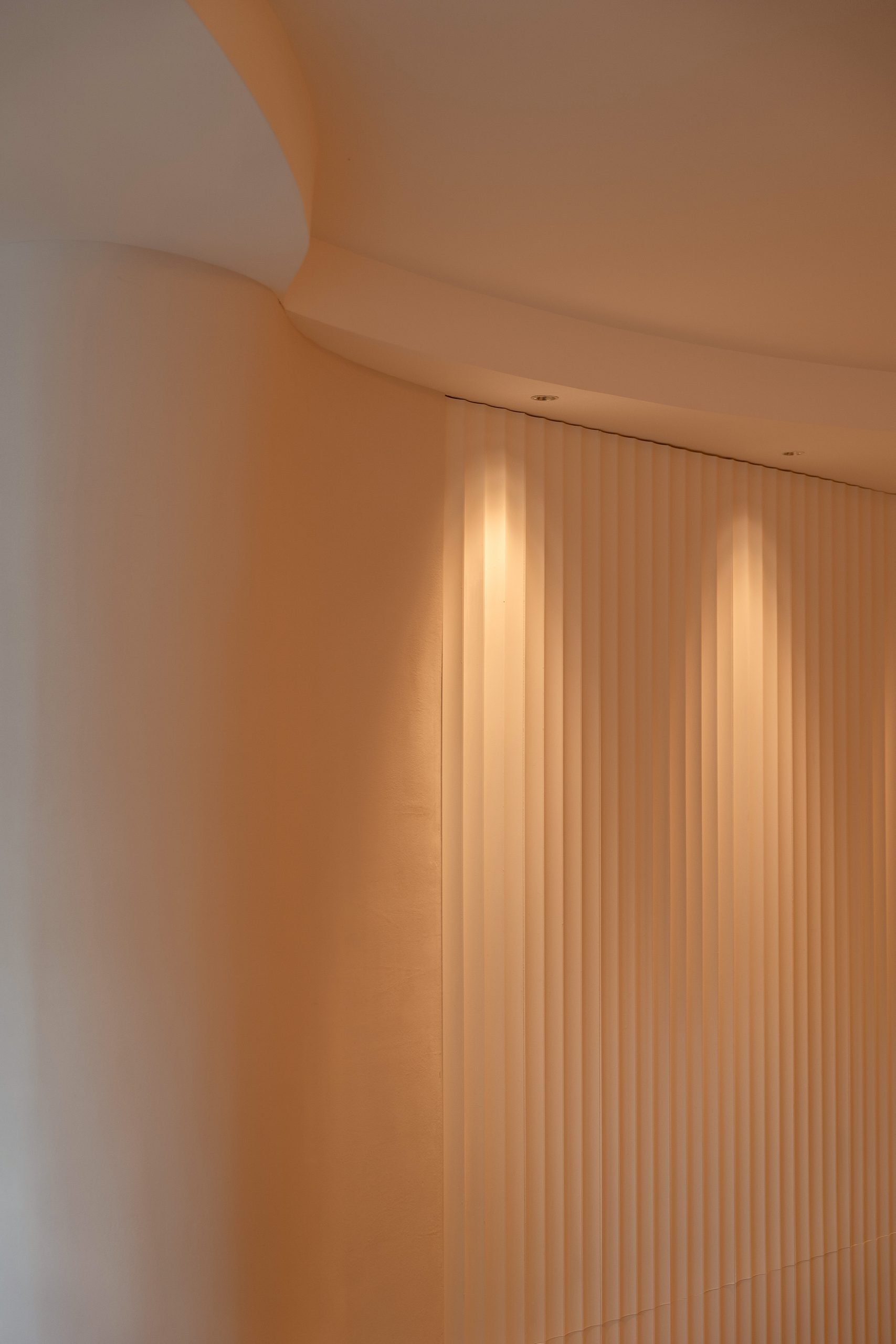 Detalle de pared ondulada iluminada — Atempora, Costa del Sol. Fotografía de Pedro Jaén