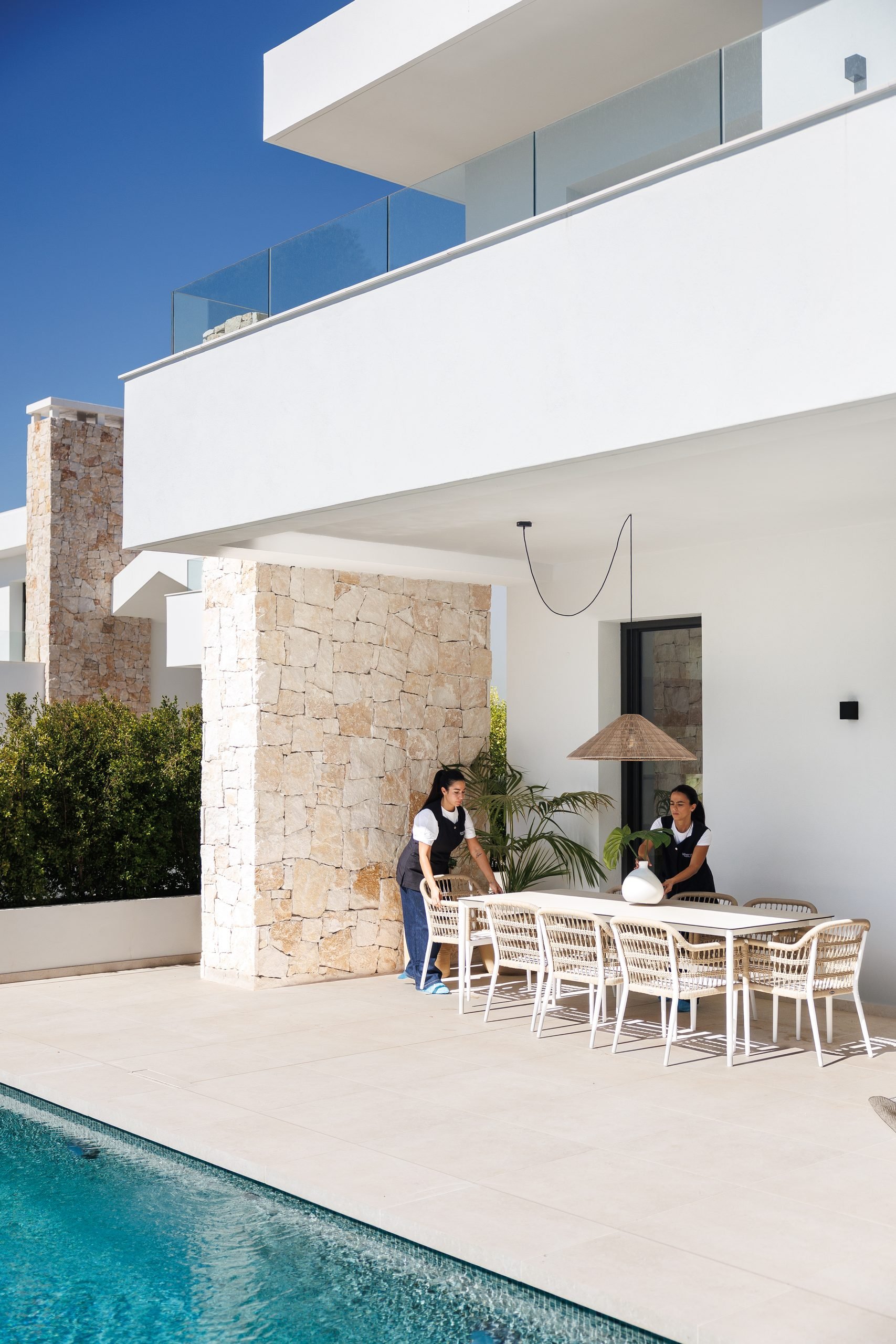 Terraza con comedor junto a la piscina — B2 Invest Cocina, Costa del Sol. Fotografía de Pedro Jaén