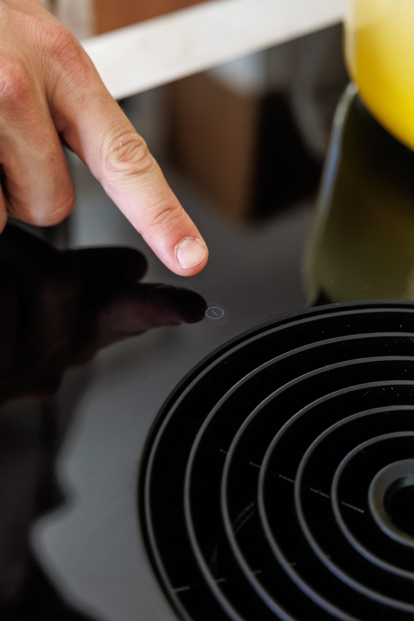 Detalle de placa de inducción — B2 Invest Cocina, Costa del Sol. Fotografía de Pedro Jaén
