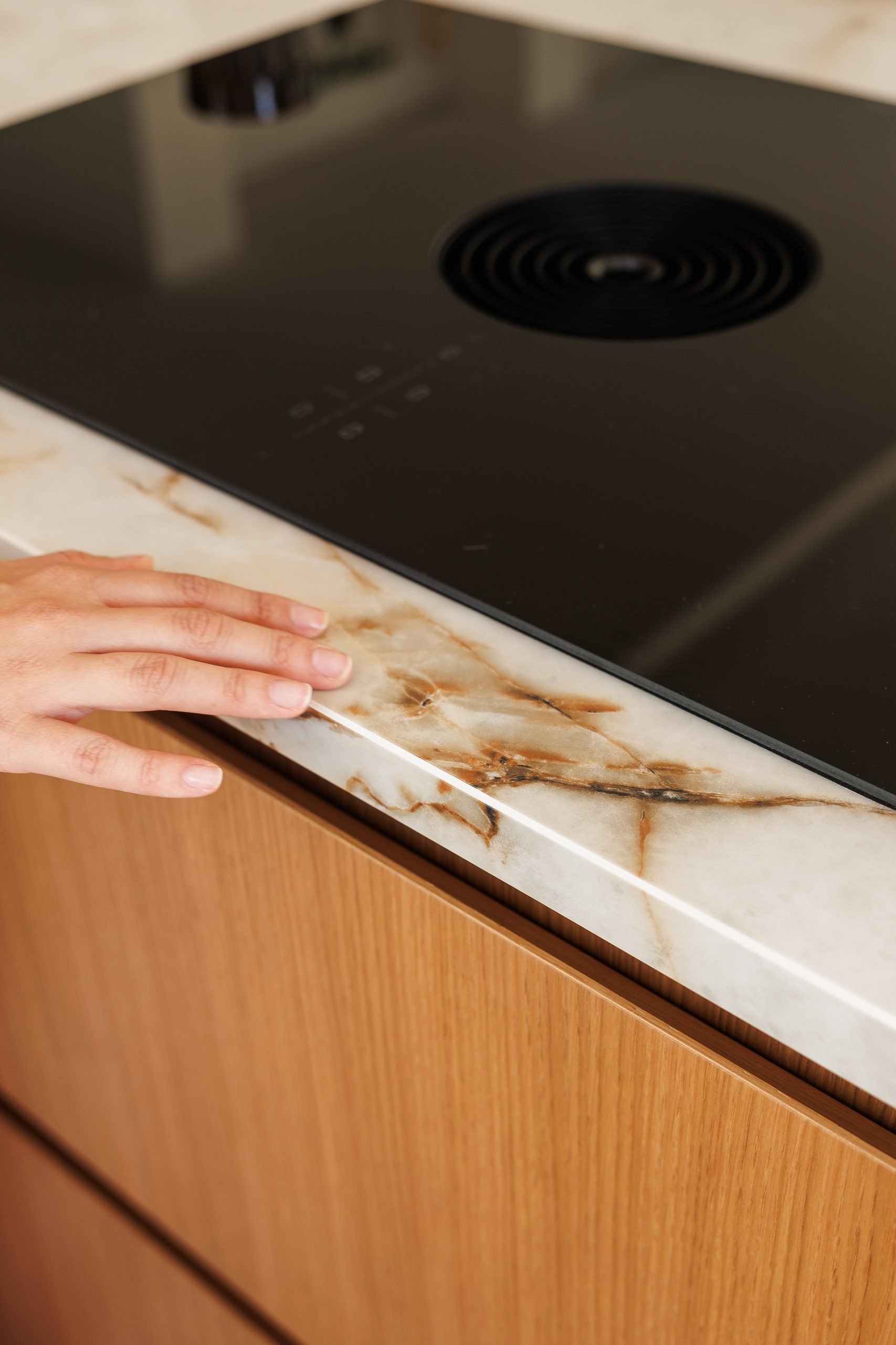 Encimera de piedra y frente de madera — B2 Invest Cocina, Costa del Sol. Fotografía de Pedro Jaén