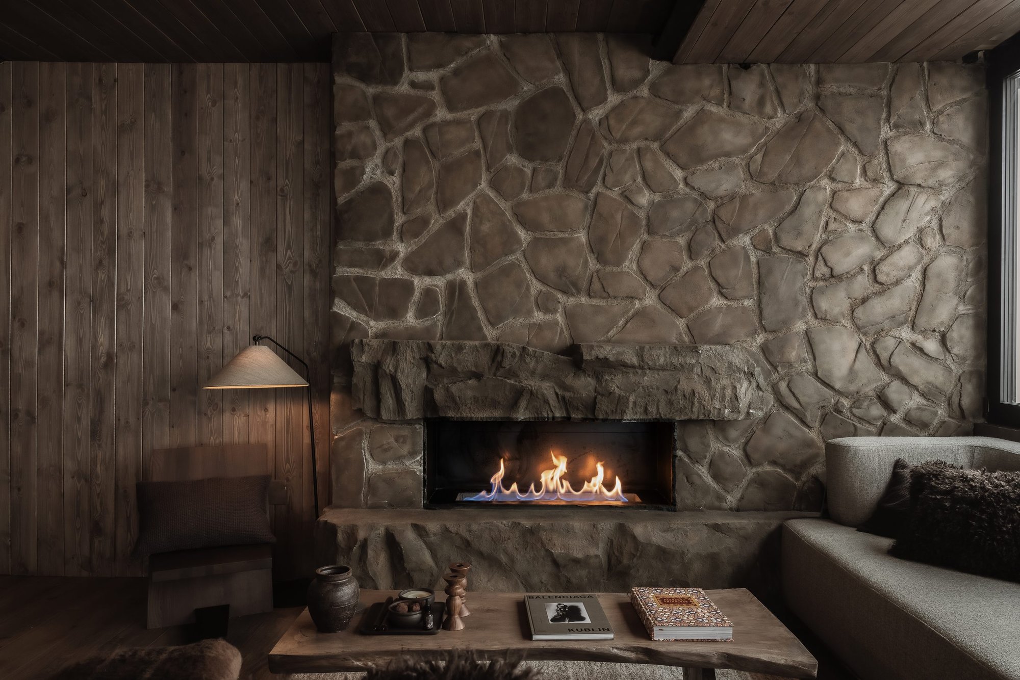Salón con chimenea en muro de piedra y madera — Casa Nevada Slalom, Sierra Nevada, Granada. Fotografía de Pedro Jaén
