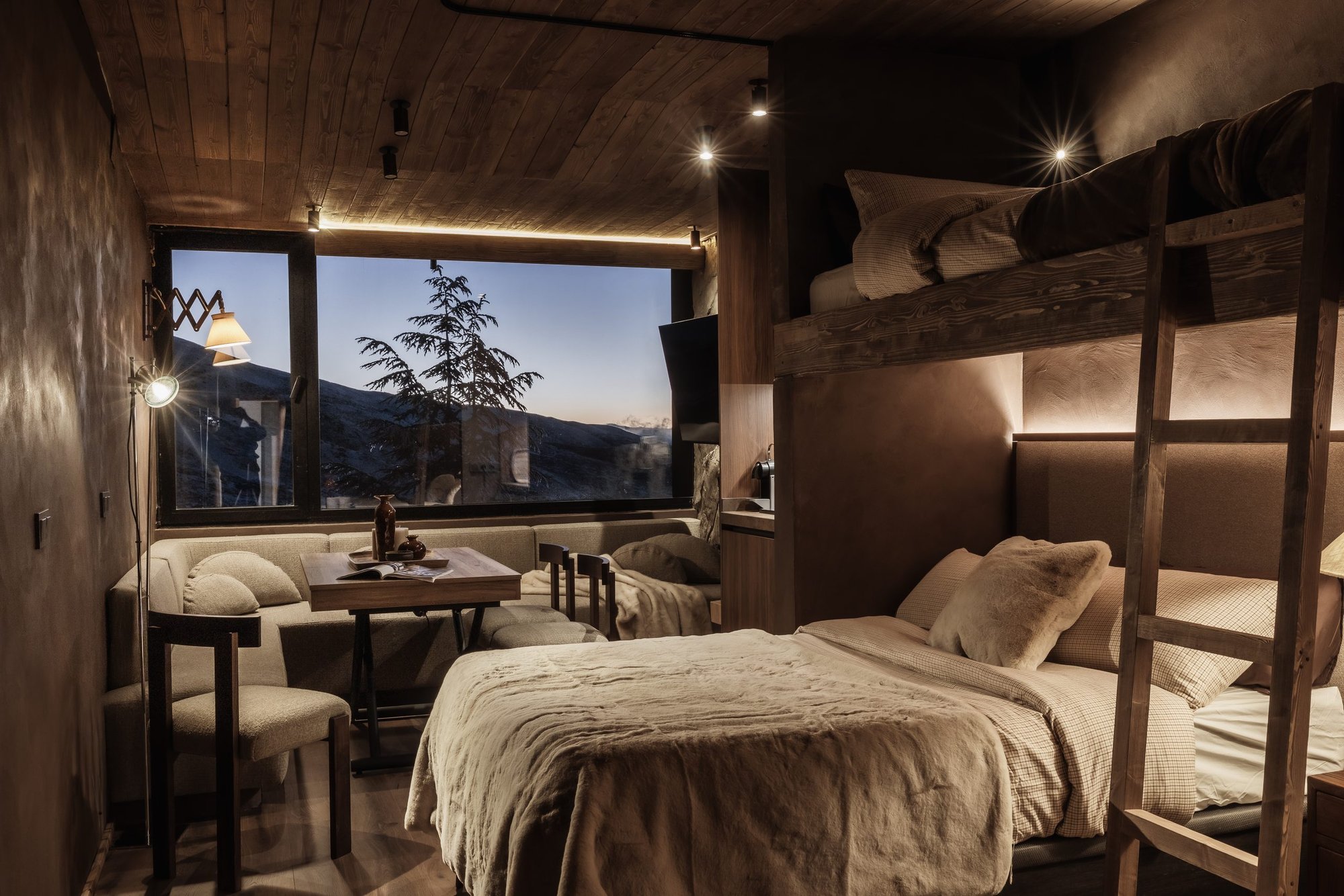 Dormitorio de madera con ventanal a la montaña — Casa Nevada Slalom, Sierra Nevada, Granada. Fotografía de Pedro Jaén