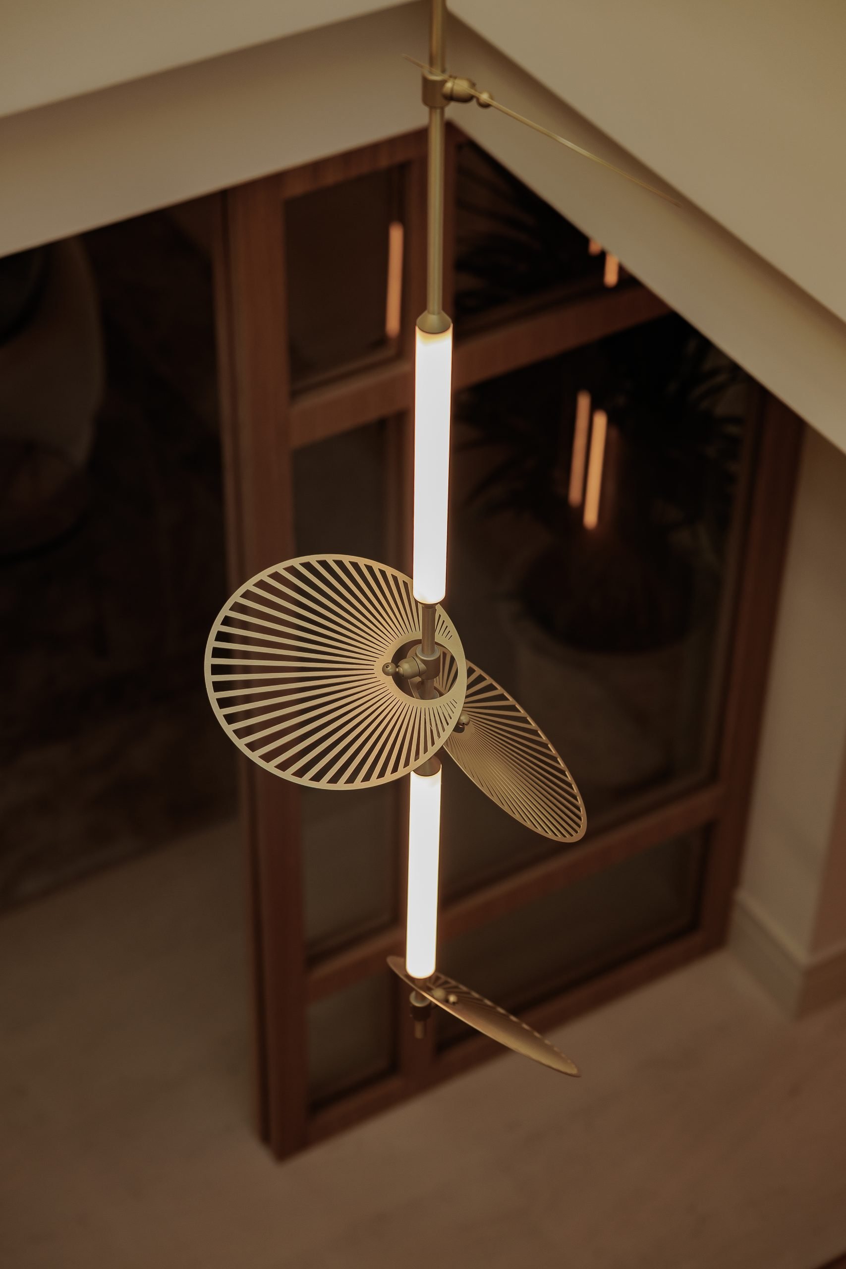 Lámpara de diseño junto a ventana de madera — CG Estudio Altos Reales, Altos Reales, Marbella. Fotografía de Pedro Jaén