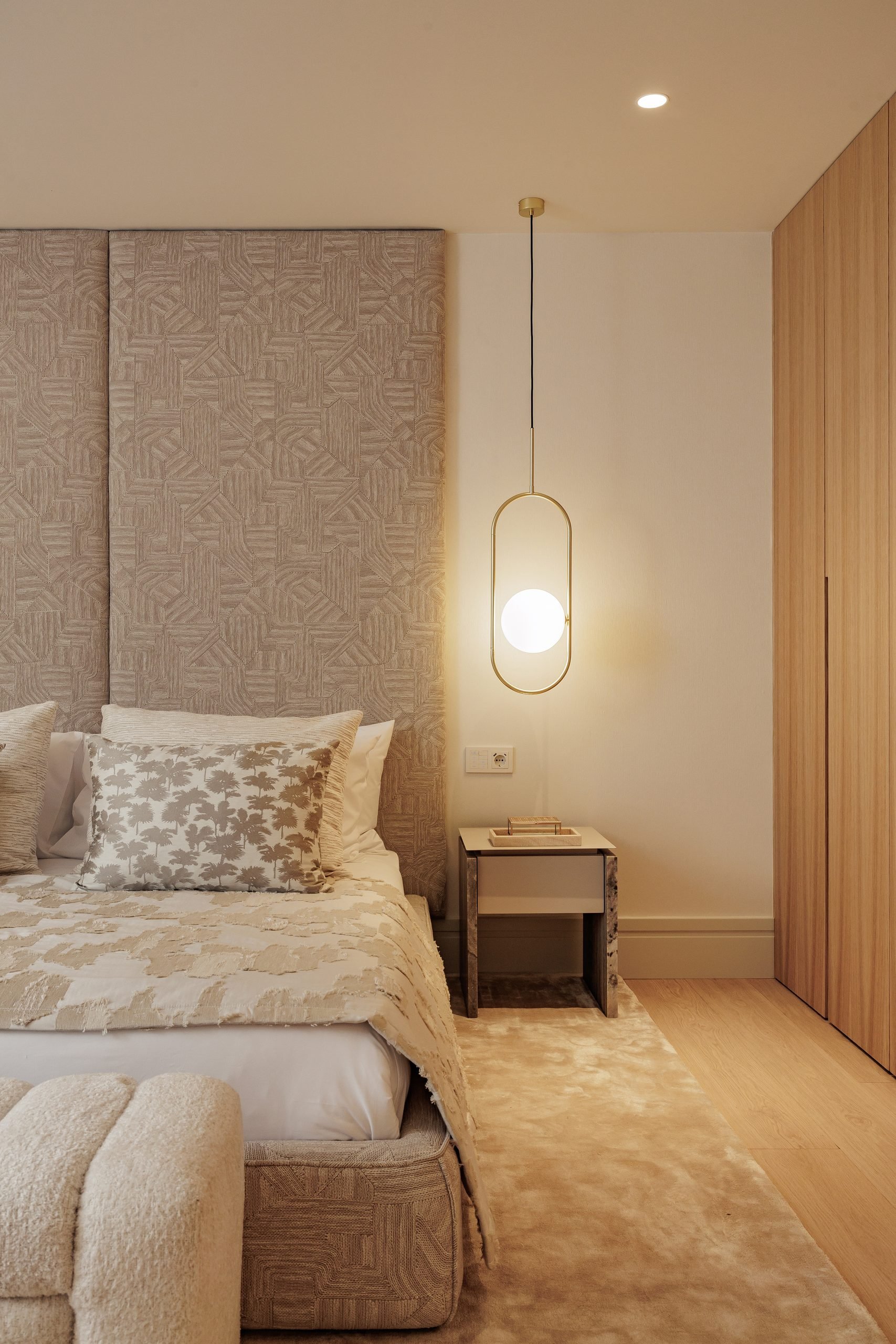 Dormitorio con lámpara colgante y cabecero alto — CG Estudio Altos Reales, Altos Reales, Marbella. Fotografía de Pedro Jaén