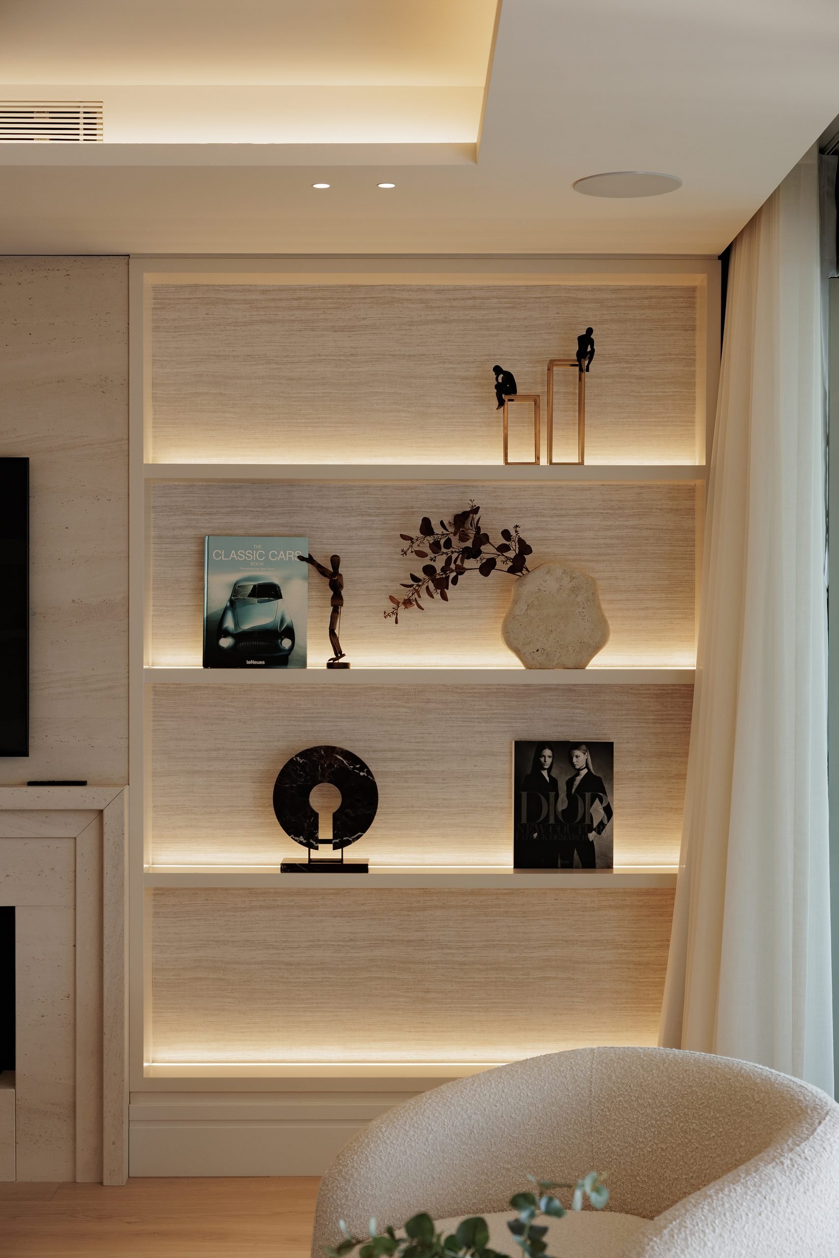 Estantería iluminada con objetos decorativos — CG Estudio Altos Reales, Altos Reales, Marbella. Fotografía de Pedro Jaén