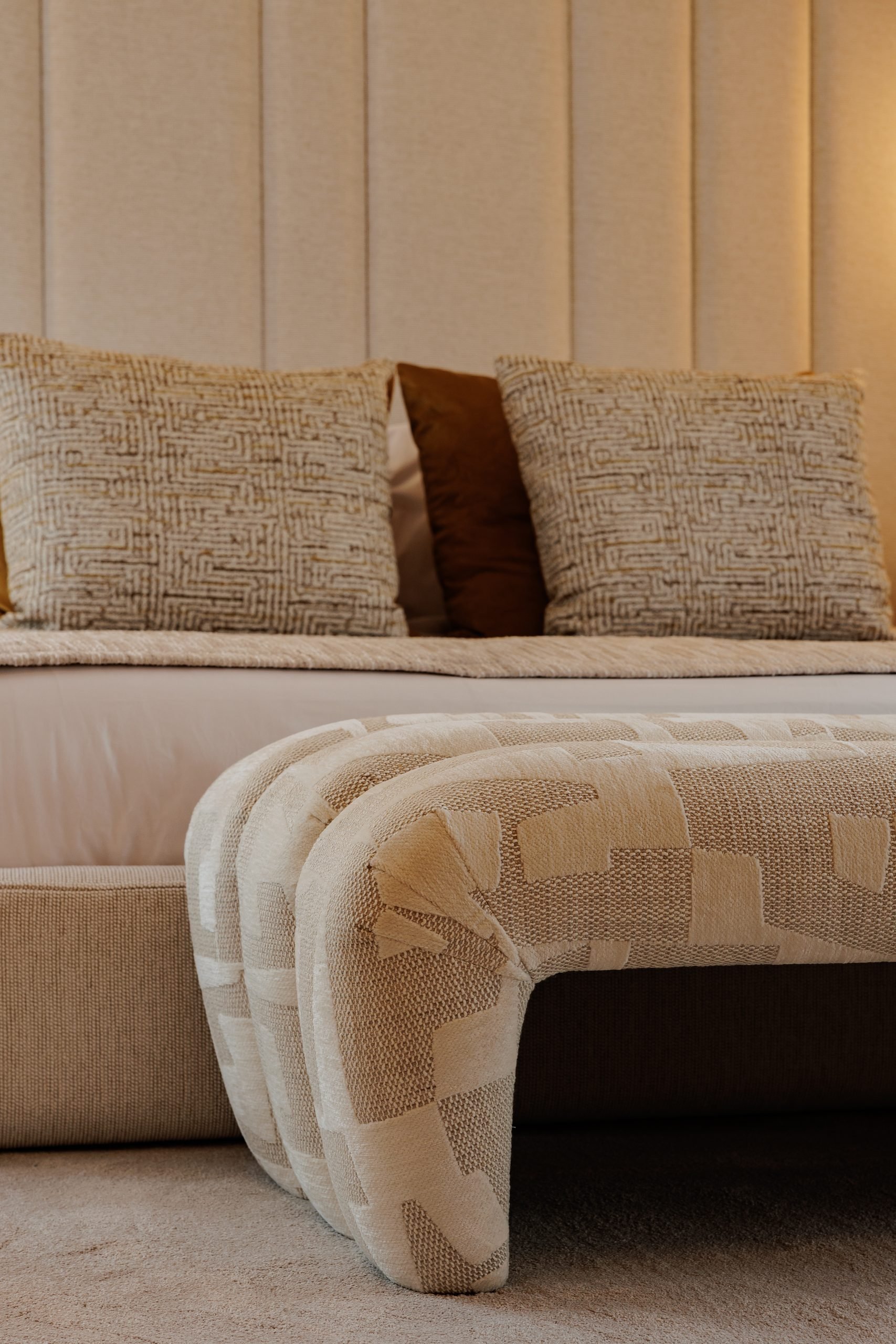 Cama con cabecero tapizado y banco a los pies — CG Estudio Altos Reales, Altos Reales, Marbella. Fotografía de Pedro Jaén