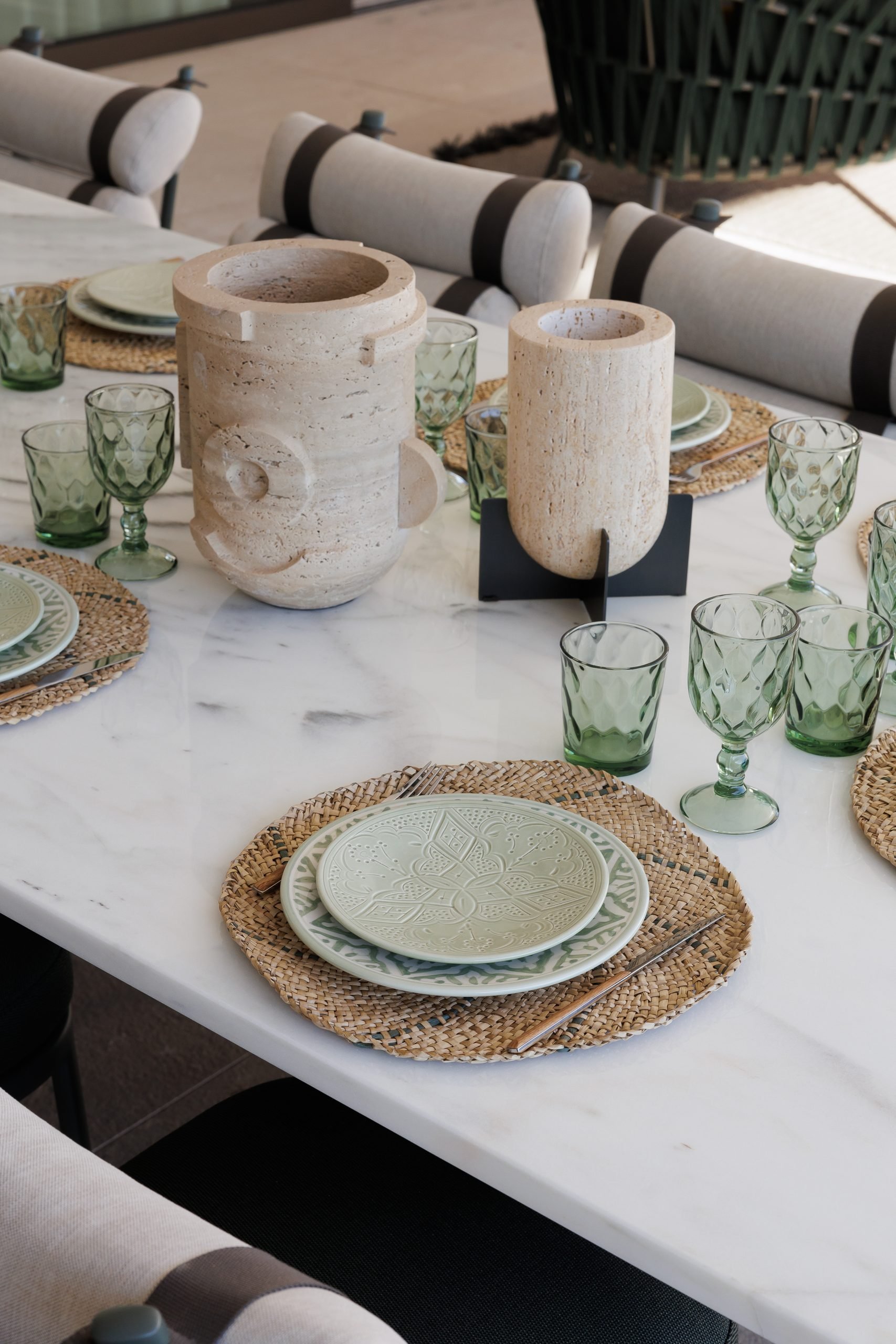 Mesa puesta con cristalería verde y vajilla de cerámica — CG Studio Epic Apto II, Costa del Sol. Fotografía de Pedro Jaén