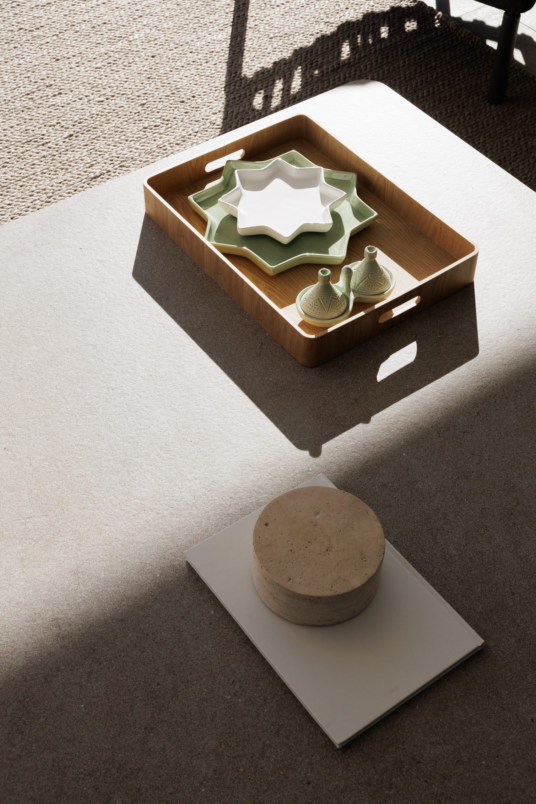 Bandeja de madera con vajilla sobre mesa exterior — CG Studio Epic Apto II, Costa del Sol. Fotografía de Pedro Jaén