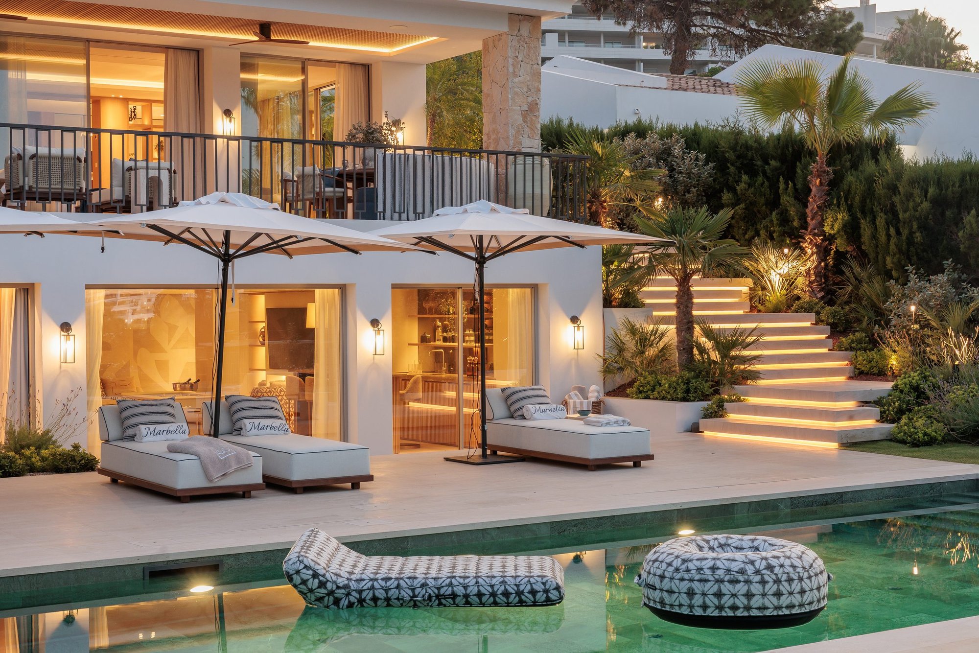 Piscina y terraza con tumbonas al anochecer — CG Studio, Costa del Sol. Fotografía de Pedro Jaén