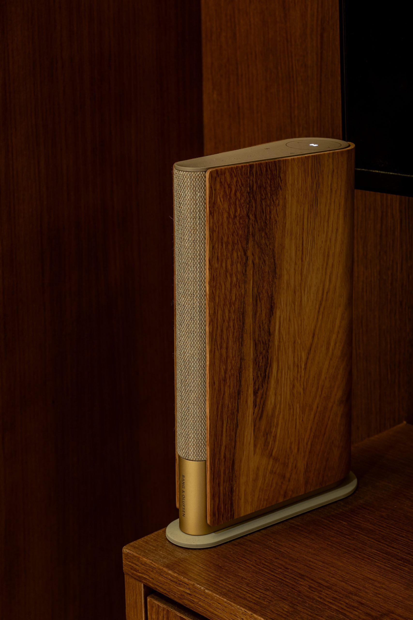 Altavoz de madera y latón — Concept Living Caroline, Costa del Sol. Fotografía de Pedro Jaén