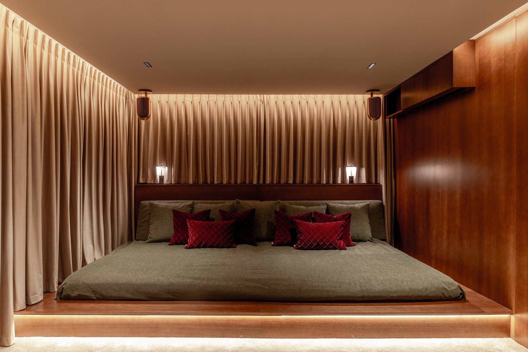 Dormitorio revestido de madera con luz indirecta — Concept Living Caroline, Costa del Sol. Fotografía de Pedro Jaén