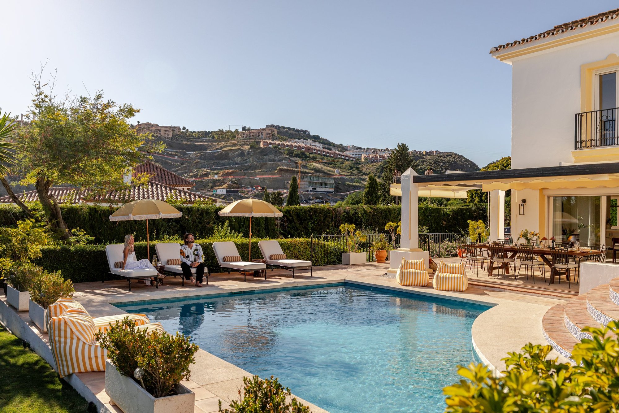 Jardín con piscina y casa al atardecer — Deco Caroline, Costa del Sol. Fotografía de Pedro Jaén