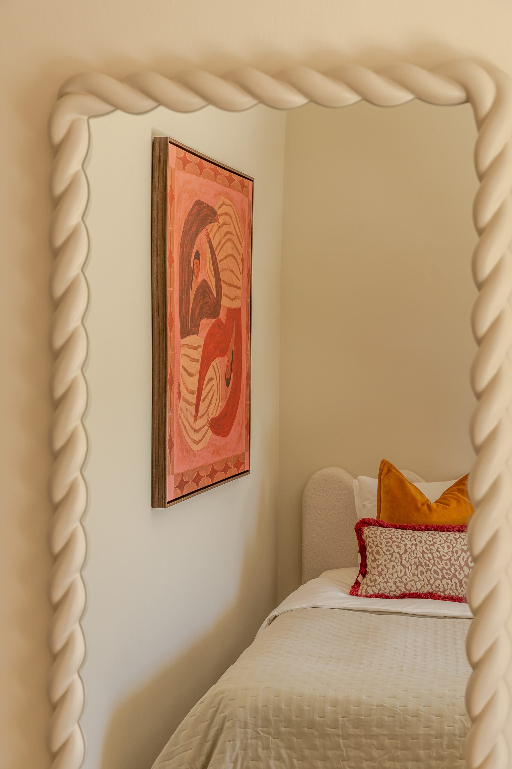 Espejo trenzado y cama con cojines — Deco Caroline, Costa del Sol. Fotografía de Pedro Jaén