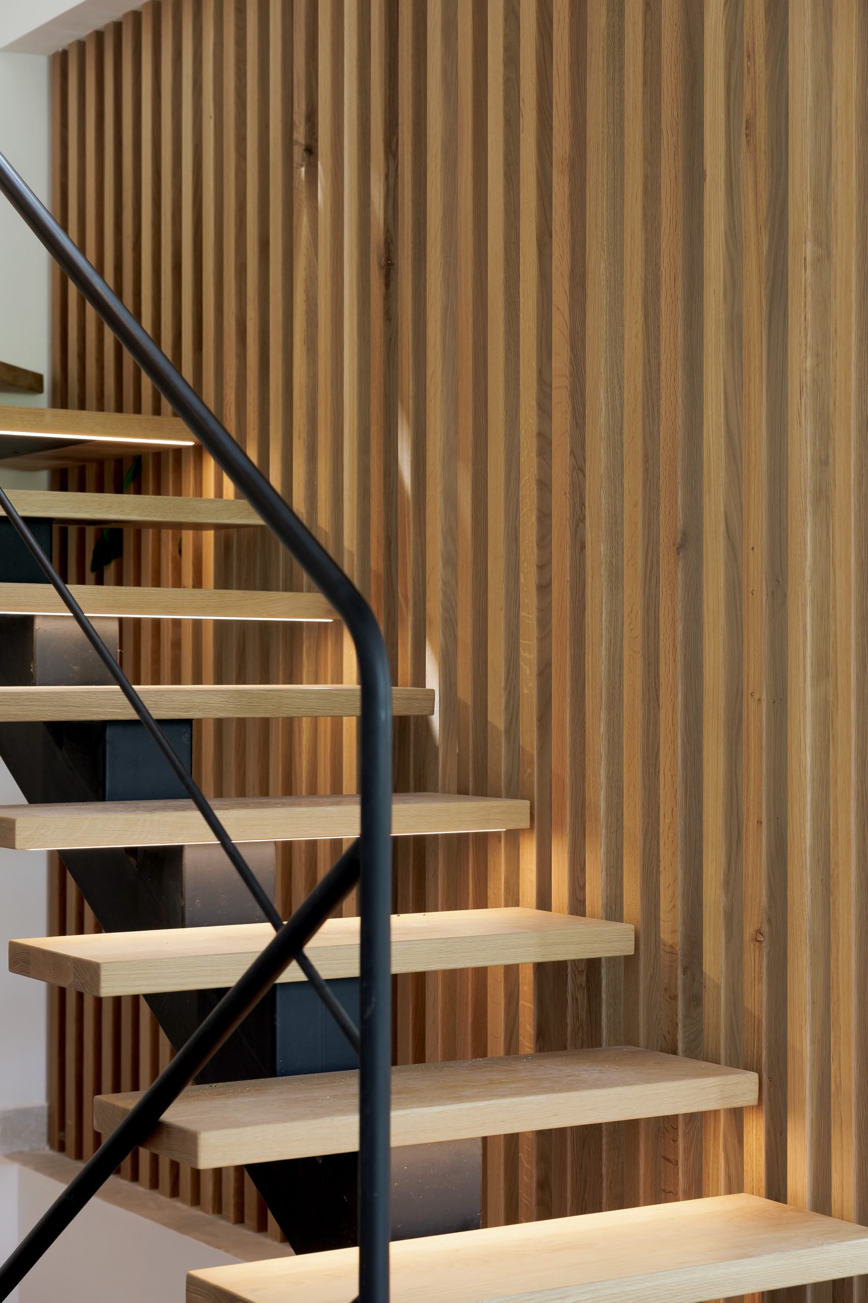 Escalera volada de madera junto a muro de listones — Eacis Villa Lovina, Costa del Sol. Fotografía de Pedro Jaén