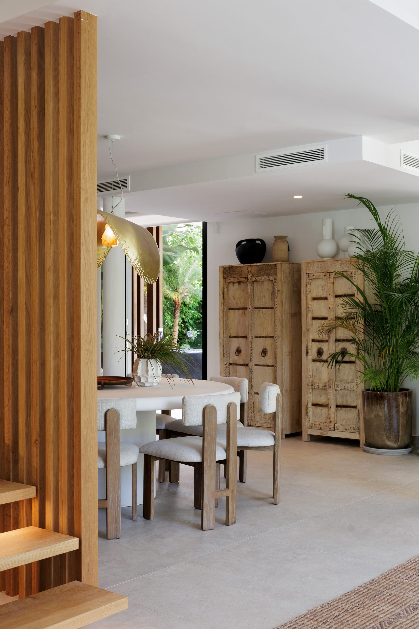 Comedor junto a celosía de madera y vitrinas antiguas — Eacis Villa Lovina, Costa del Sol. Fotografía de Pedro Jaén