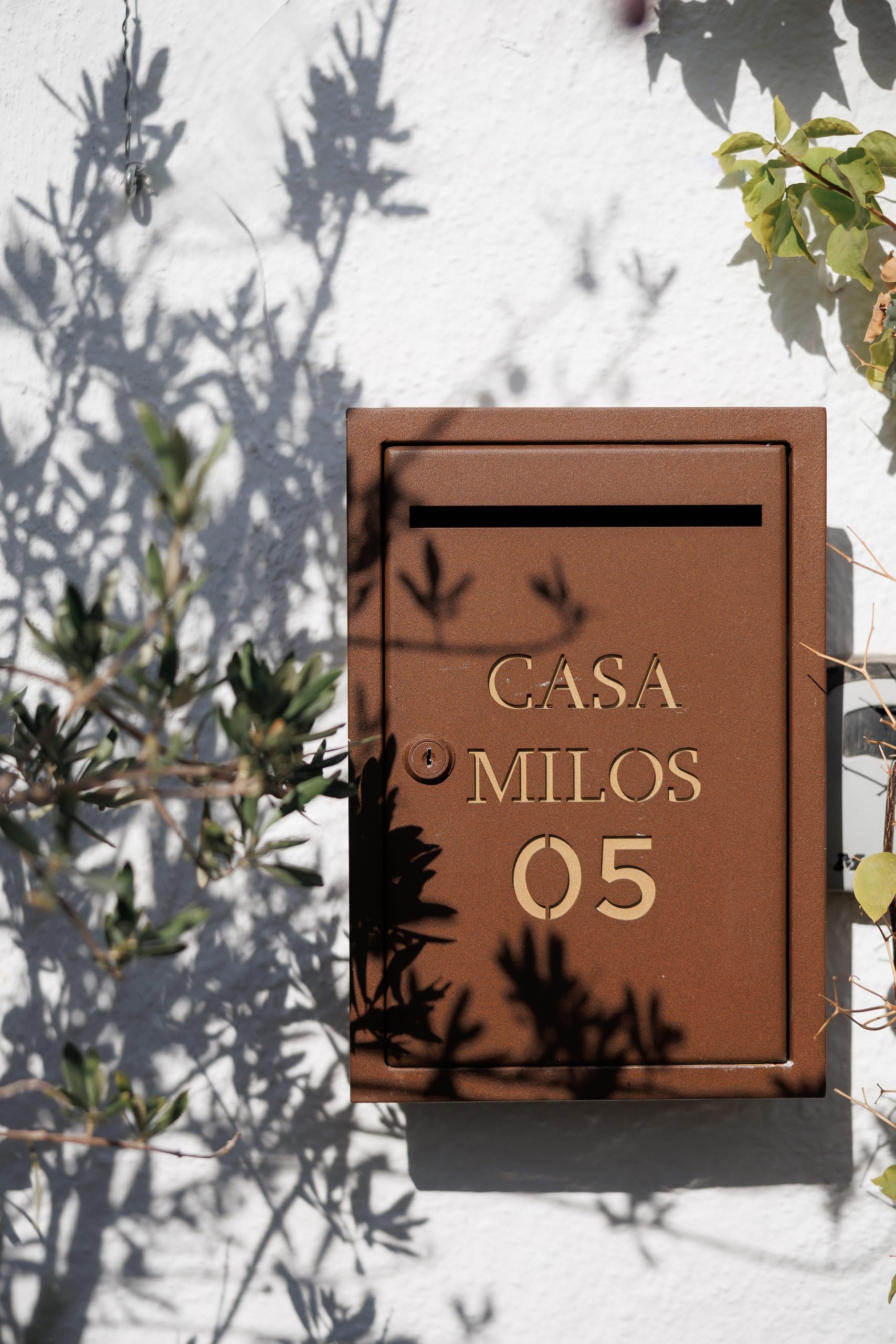 Buzón de metal con el nombre de la casa sobre muro blanco — El Naranjal Archidom, Costa del Sol. Fotografía de Pedro Jaén