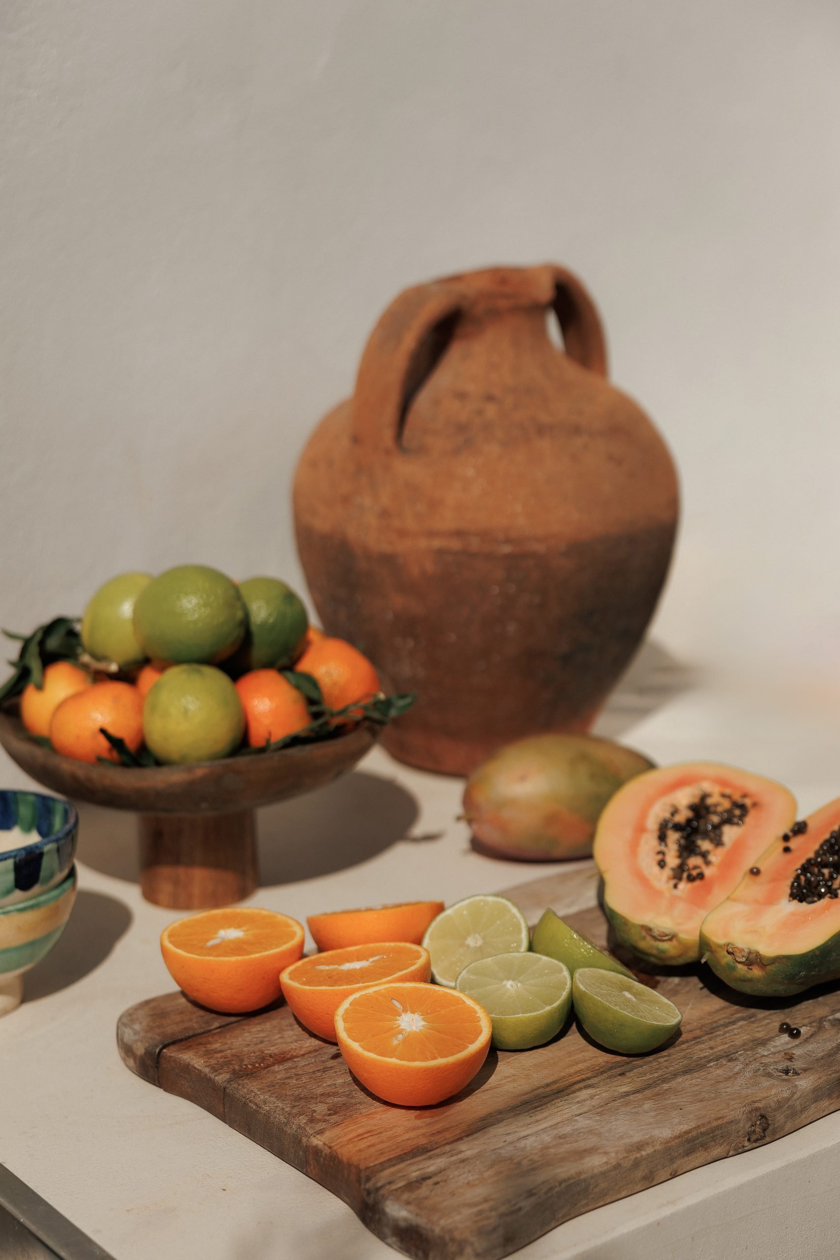 Bodegón de frutas y cántaro de barro — El Naranjal Archidom, Costa del Sol. Fotografía de Pedro Jaén