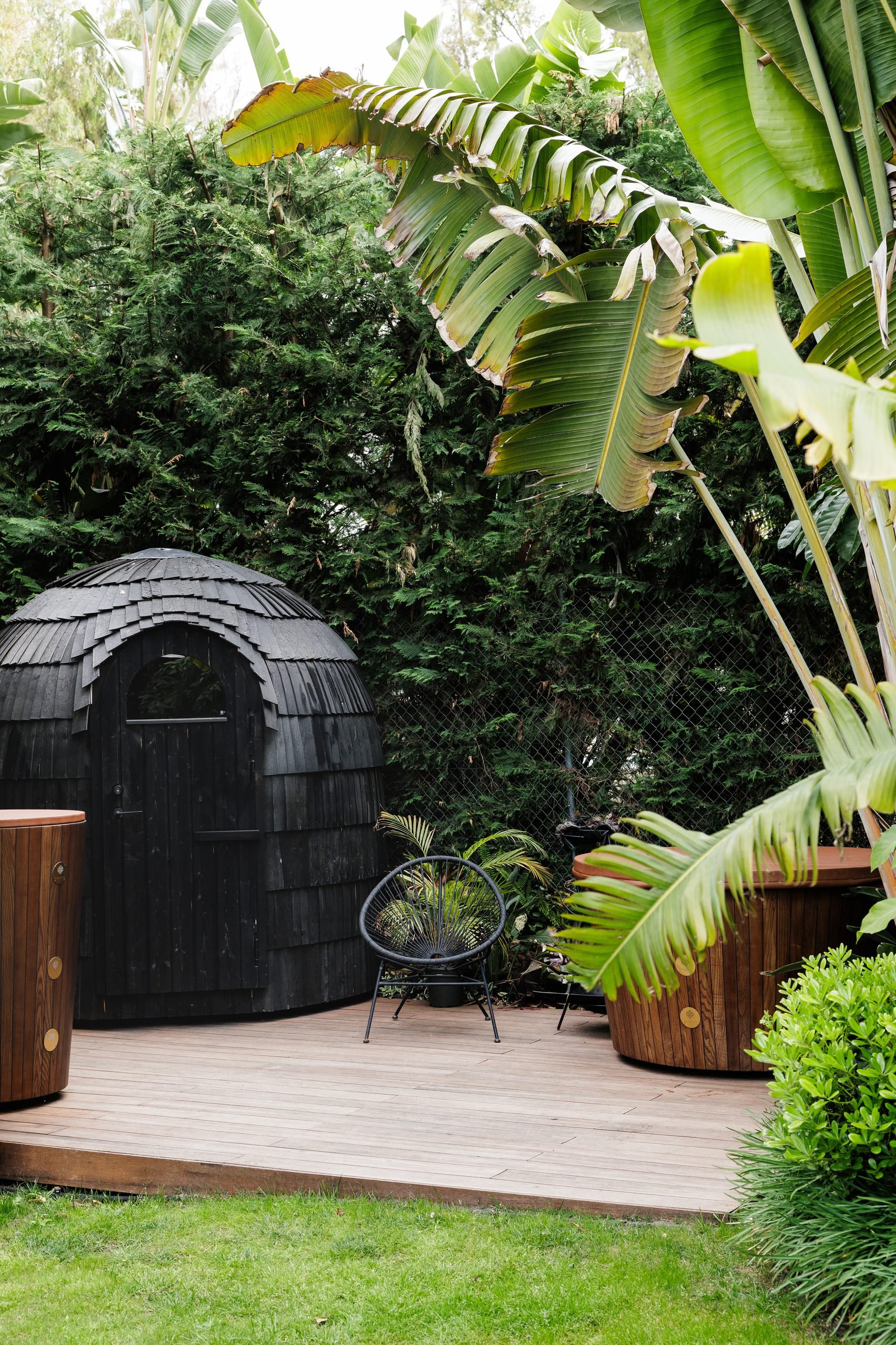 Sauna negra de madera en el jardín entre plataneras — Endless Grahana Soul Corzo 5, Costa del Sol. Fotografía de Pedro Jaén