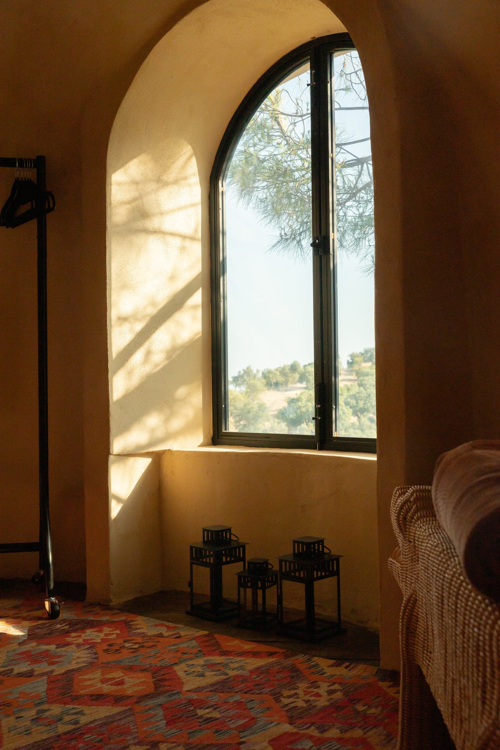 Ventana en arco con vistas a la sierra y alfombra kilim — Endless Istán, Istán, Málaga. Fotografía de Pedro Jaén