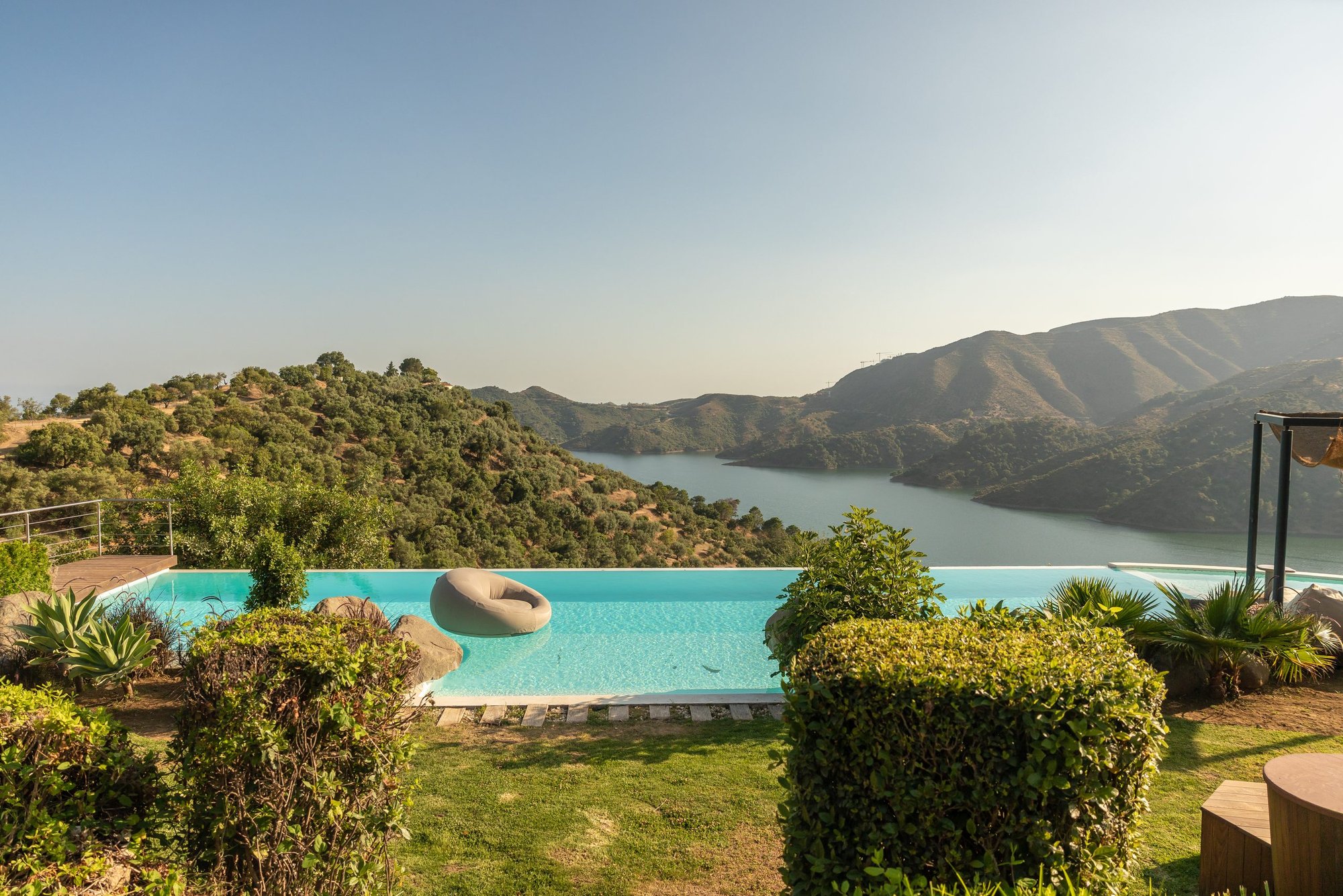 Piscina infinita sobre el embalse y las montañas de Istán — Endless Istán, Istán, Málaga. Fotografía de Pedro Jaén
