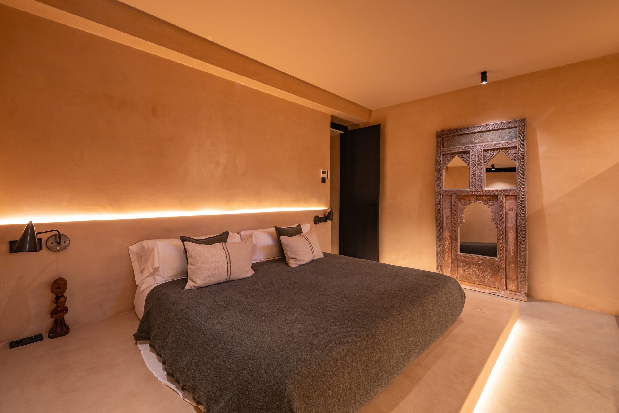 Dormitorio con luz indirecta y muros de tierra — Endless Istán, Istán, Málaga. Fotografía de Pedro Jaén