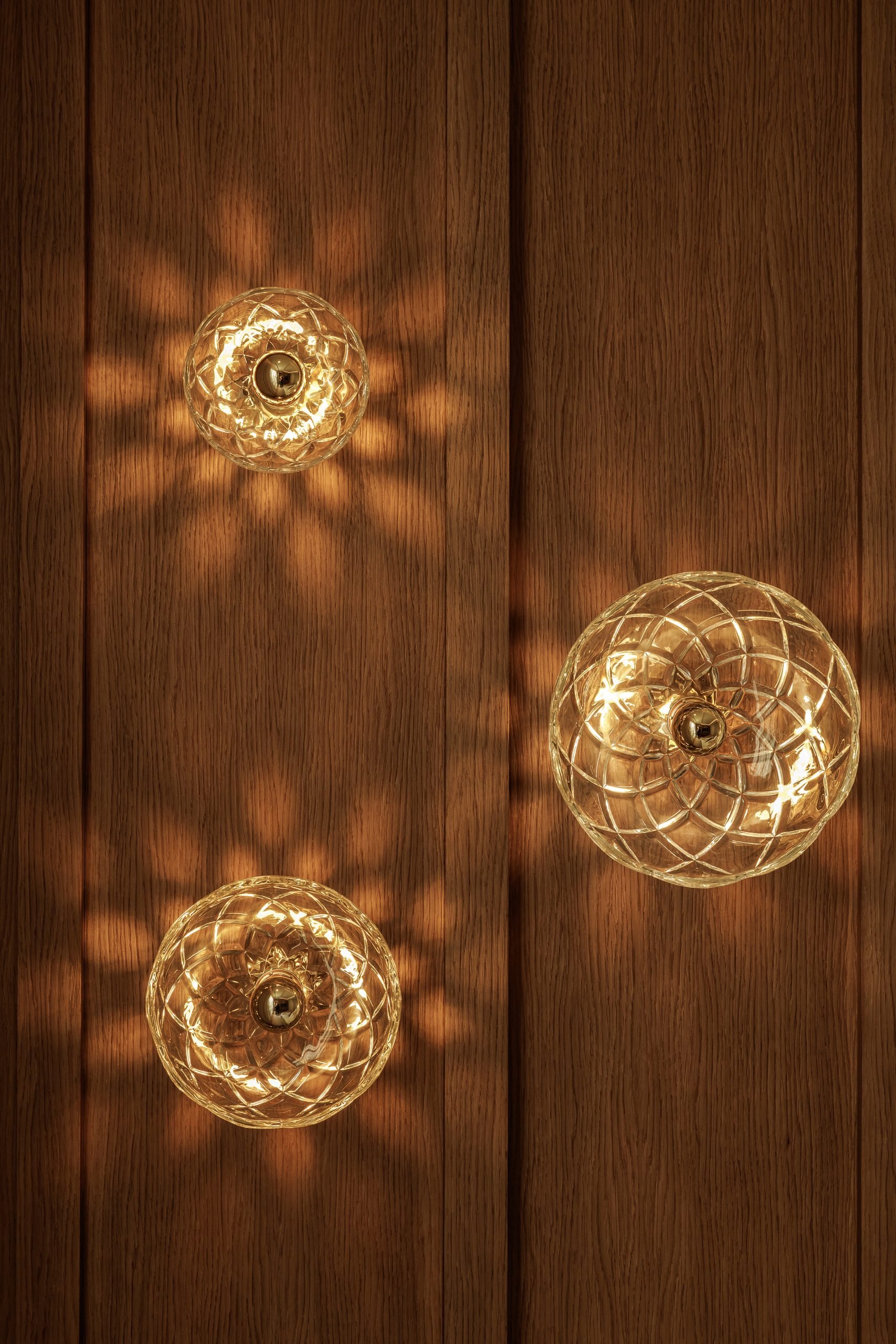 Apliques de cristal tallado sobre panel de madera — GC Studio Sierra Blanca, Sierra Blanca, Marbella. Fotografía de Pedro Jaén