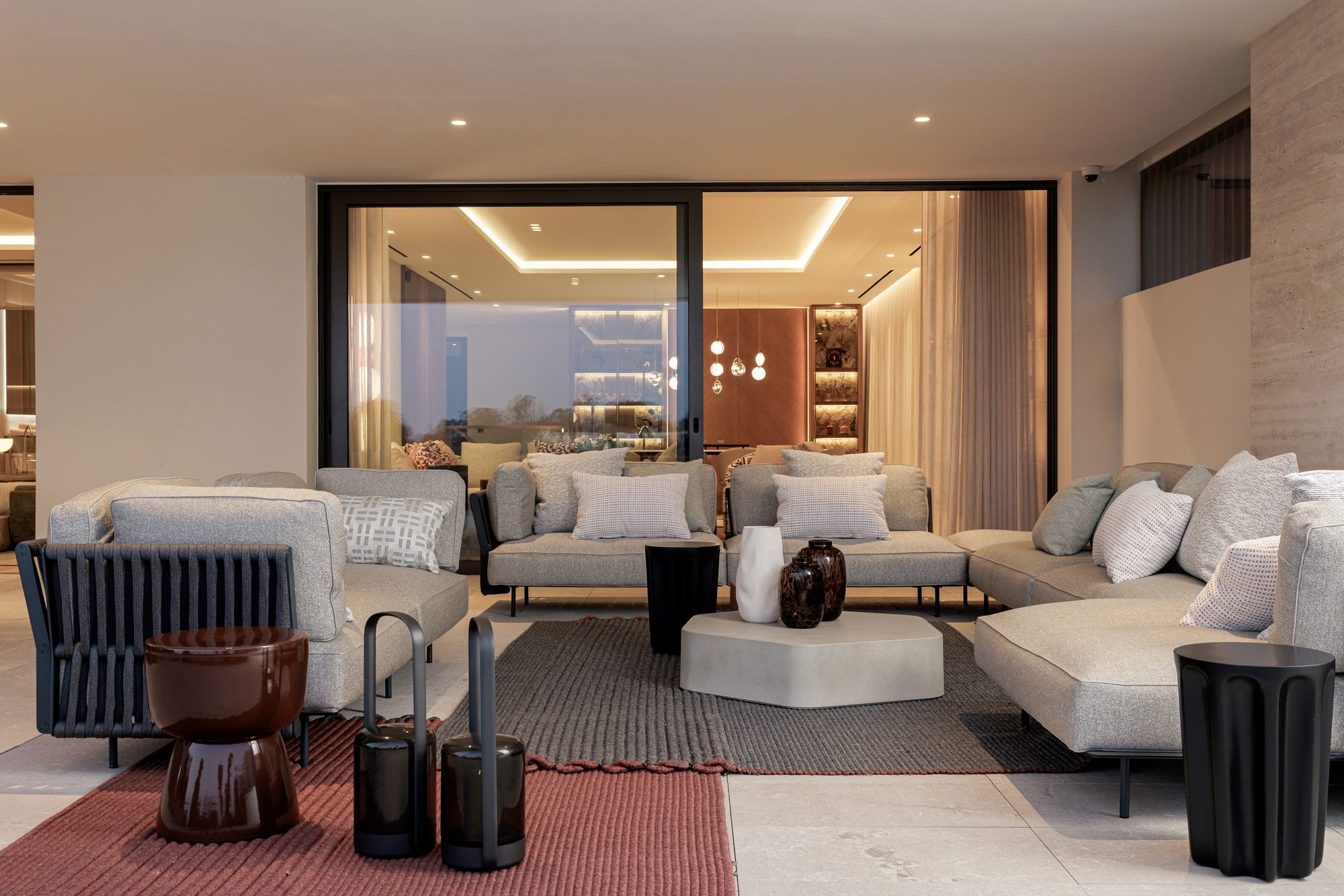 Salón con sofás modulares y ventanal a la terraza — GC Studio Sierra Blanca, Sierra Blanca, Marbella. Fotografía de Pedro Jaén