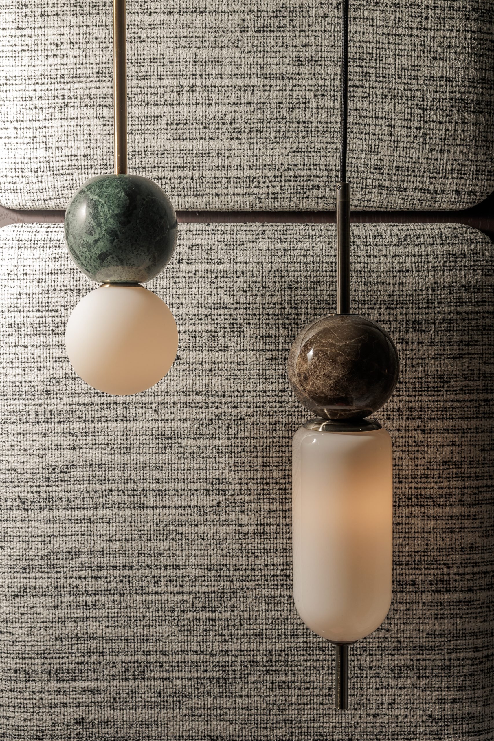 Lámpara colgante de piedra y vidrio ante pared texturizada — GC Studio Sierra Blanca, Sierra Blanca, Marbella. Fotografía de Pedro Jaén