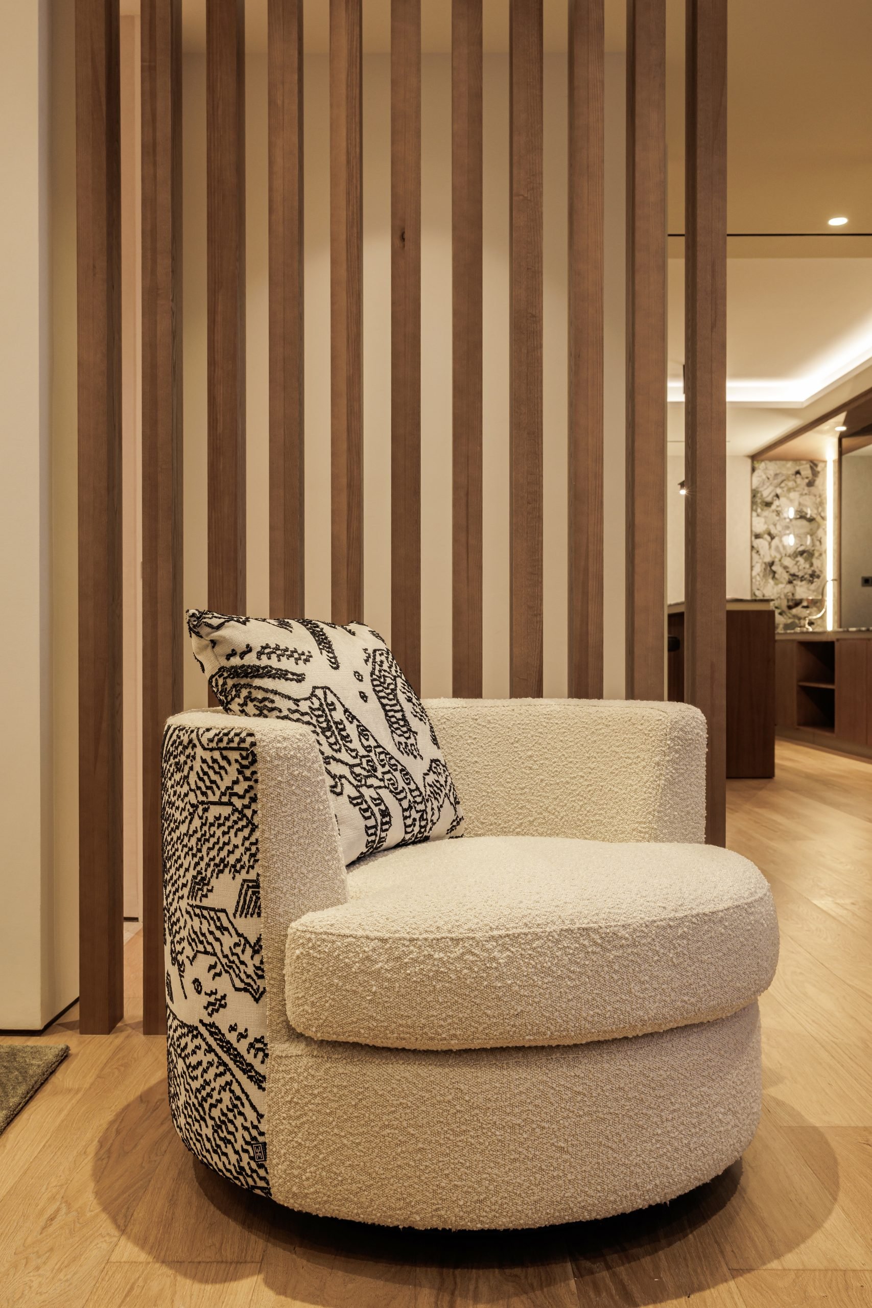 Butaca giratoria blanca junto a celosía de madera — GC Studio Sierra Blanca, Sierra Blanca, Marbella. Fotografía de Pedro Jaén