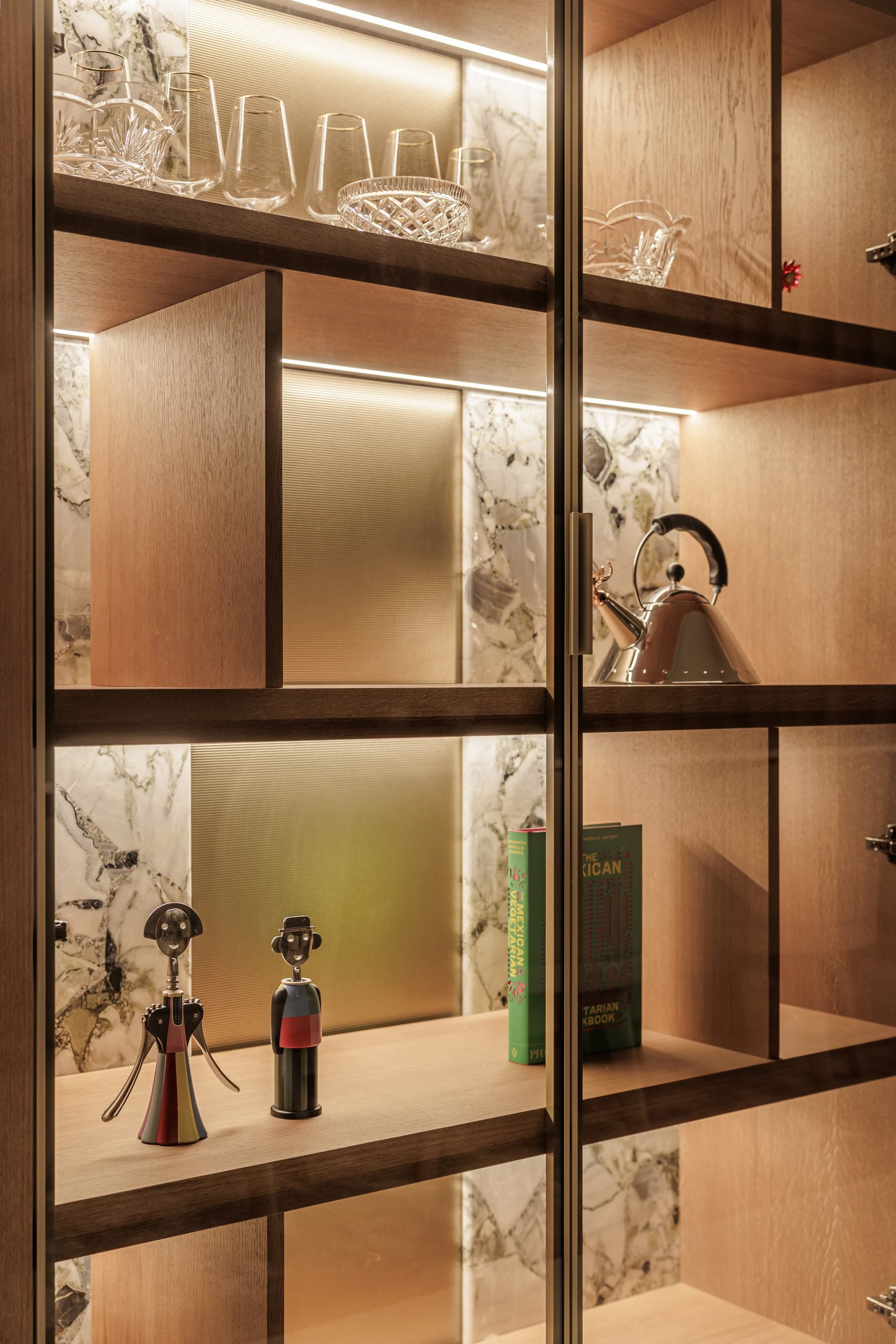 Vitrina iluminada con objetos de cristal — GC Studio Sierra Blanca, Sierra Blanca, Marbella. Fotografía de Pedro Jaén