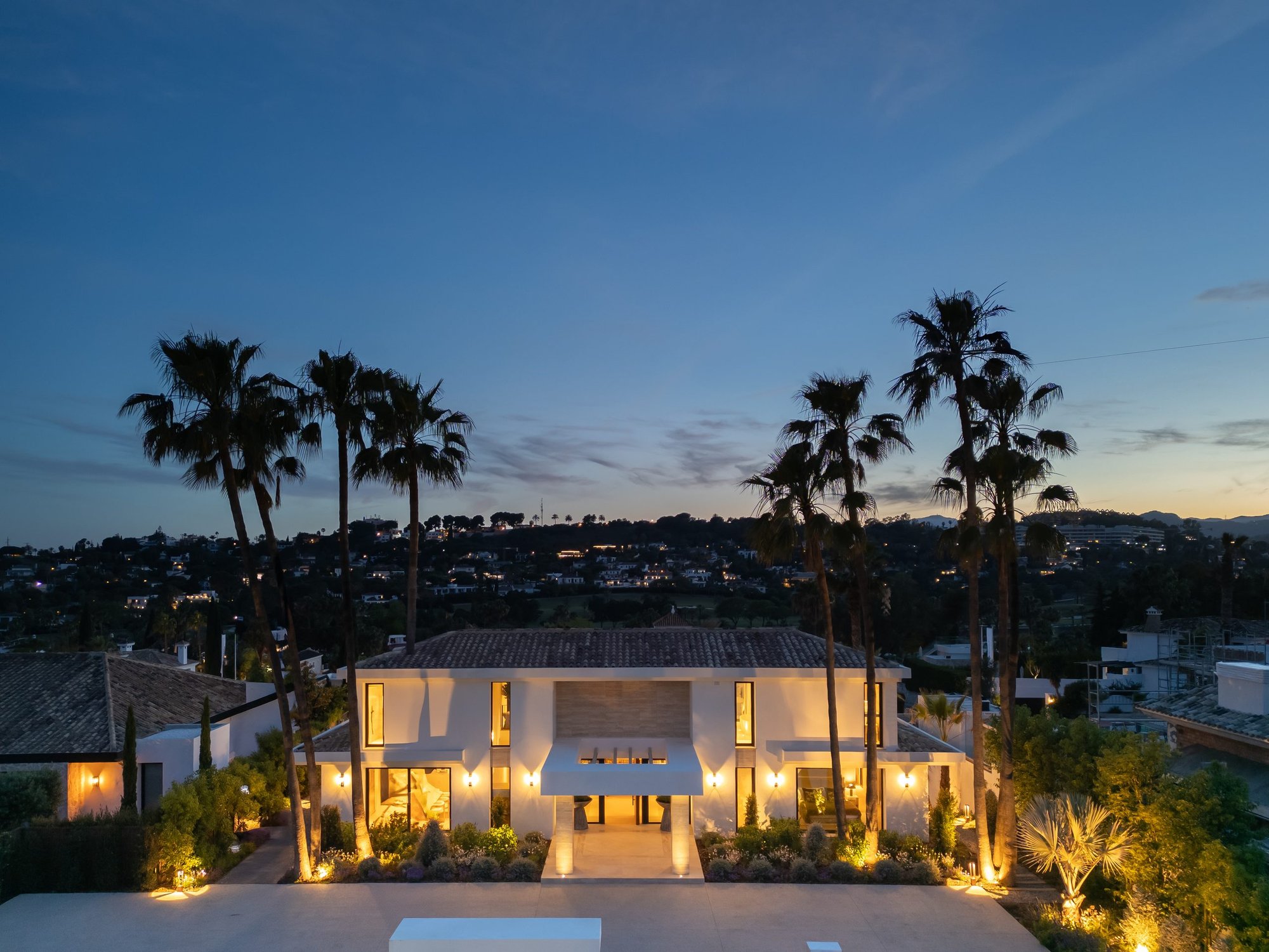 Vista aérea con dron de la villa iluminada al anochecer — González Casaus Poniente, Poniente, Marbella. Fotografía de Pedro Jaén