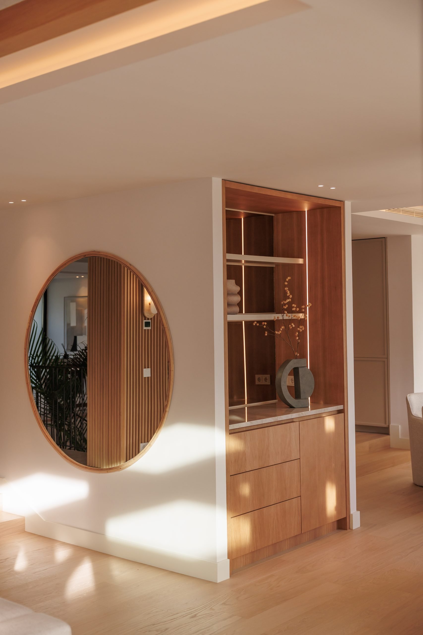 Salón con espejo redondo y estantería — González Casaus Poniente, Poniente, Marbella. Fotografía de Pedro Jaén