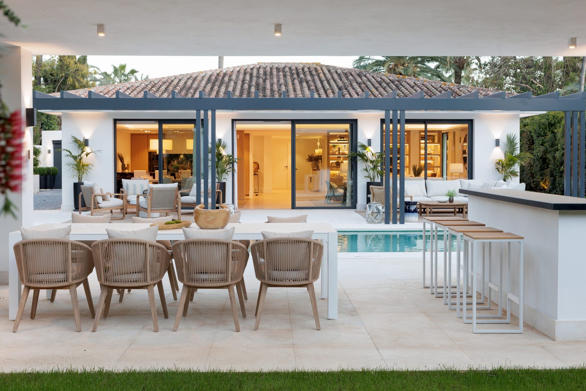 Porche con comedor exterior y piscina — Grace Deco Nueva Andalucía, Nueva Andalucía, Marbella. Fotografía de Pedro Jaén