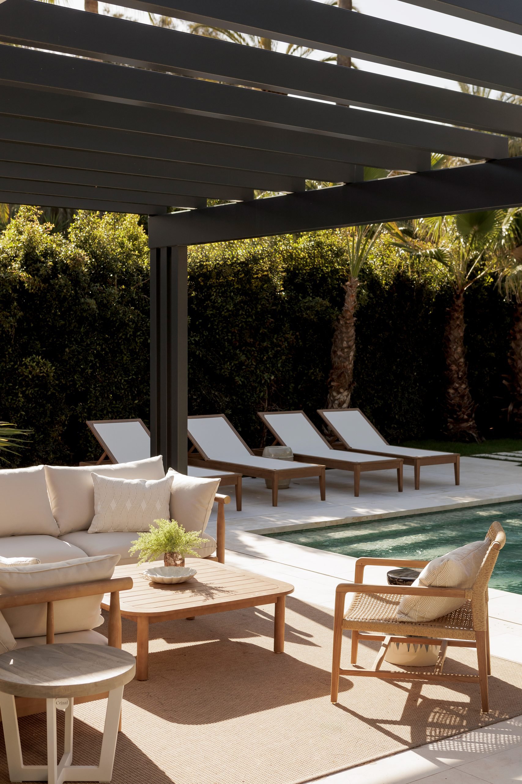 Porche con sofás y pérgola junto a la piscina — Grace Deco Nueva Andalucía, Nueva Andalucía, Marbella. Fotografía de Pedro Jaén