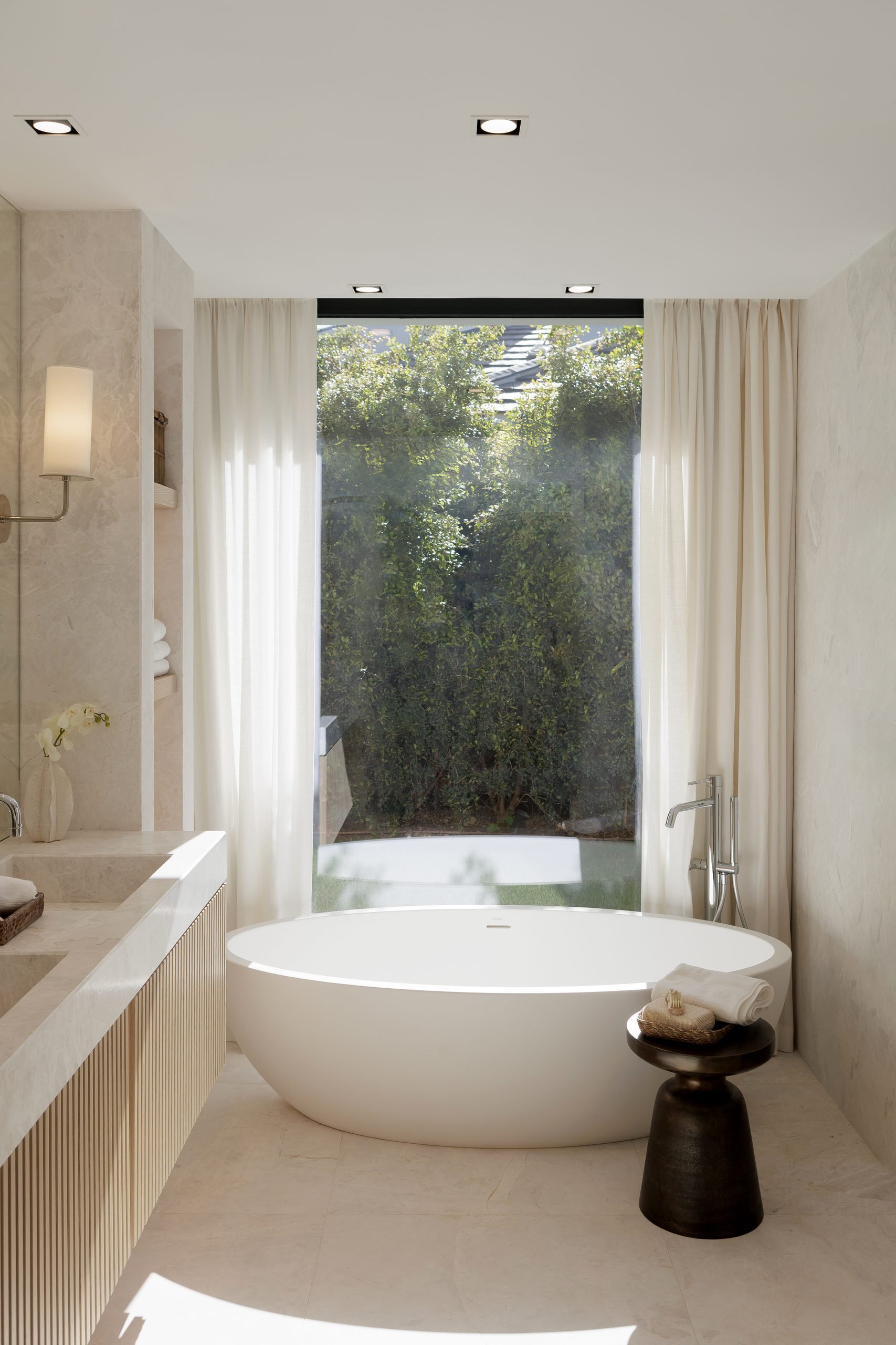 Bañera exenta ante ventanal — Grace Deco Nueva Andalucía, Nueva Andalucía, Marbella. Fotografía de Pedro Jaén