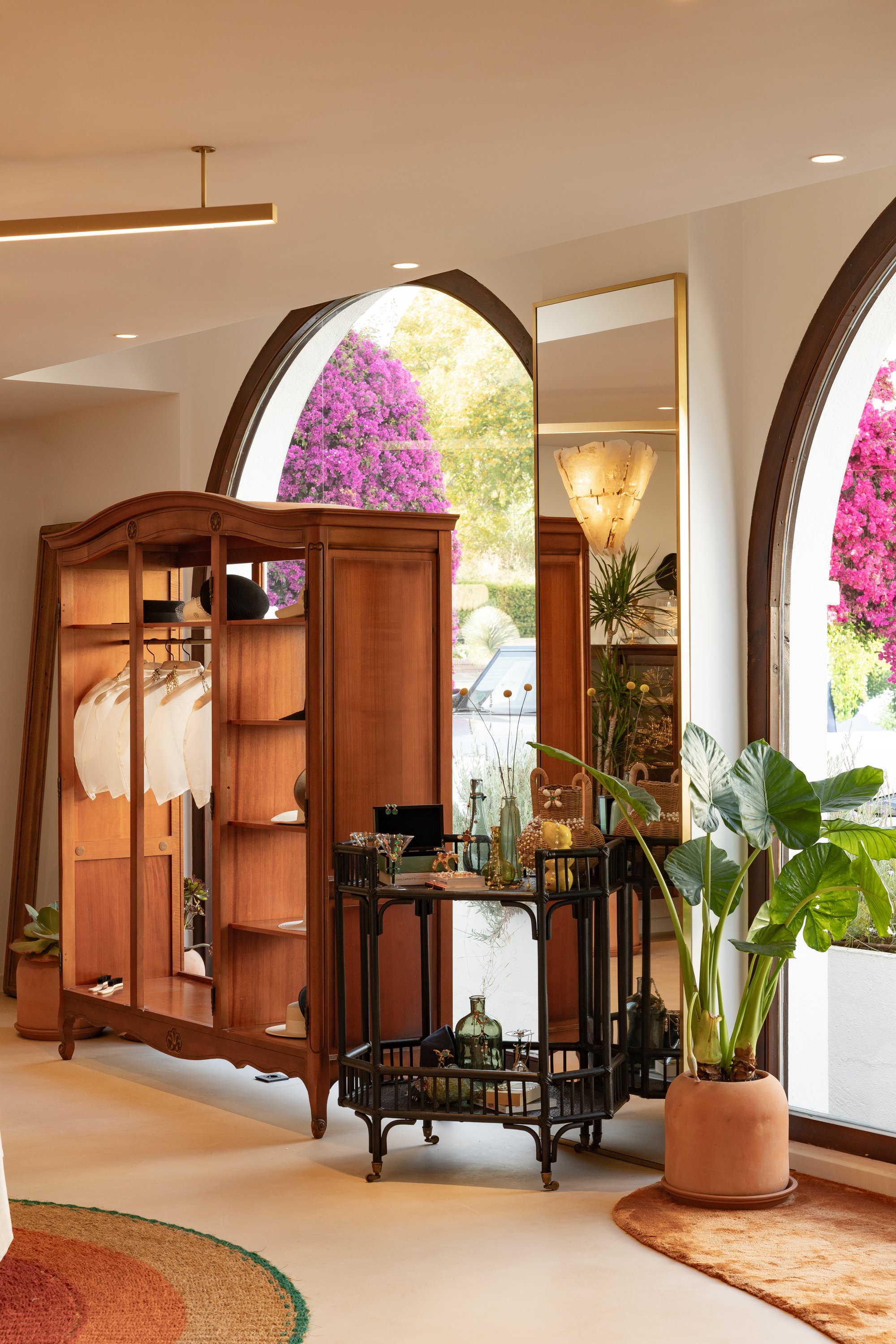 Interior de la boutique con vitrina de madera y ventanales en arco — Maison Michel + Goossens, Marbella Club Hotel, Marbella. Fotografía de Pedro Jaén