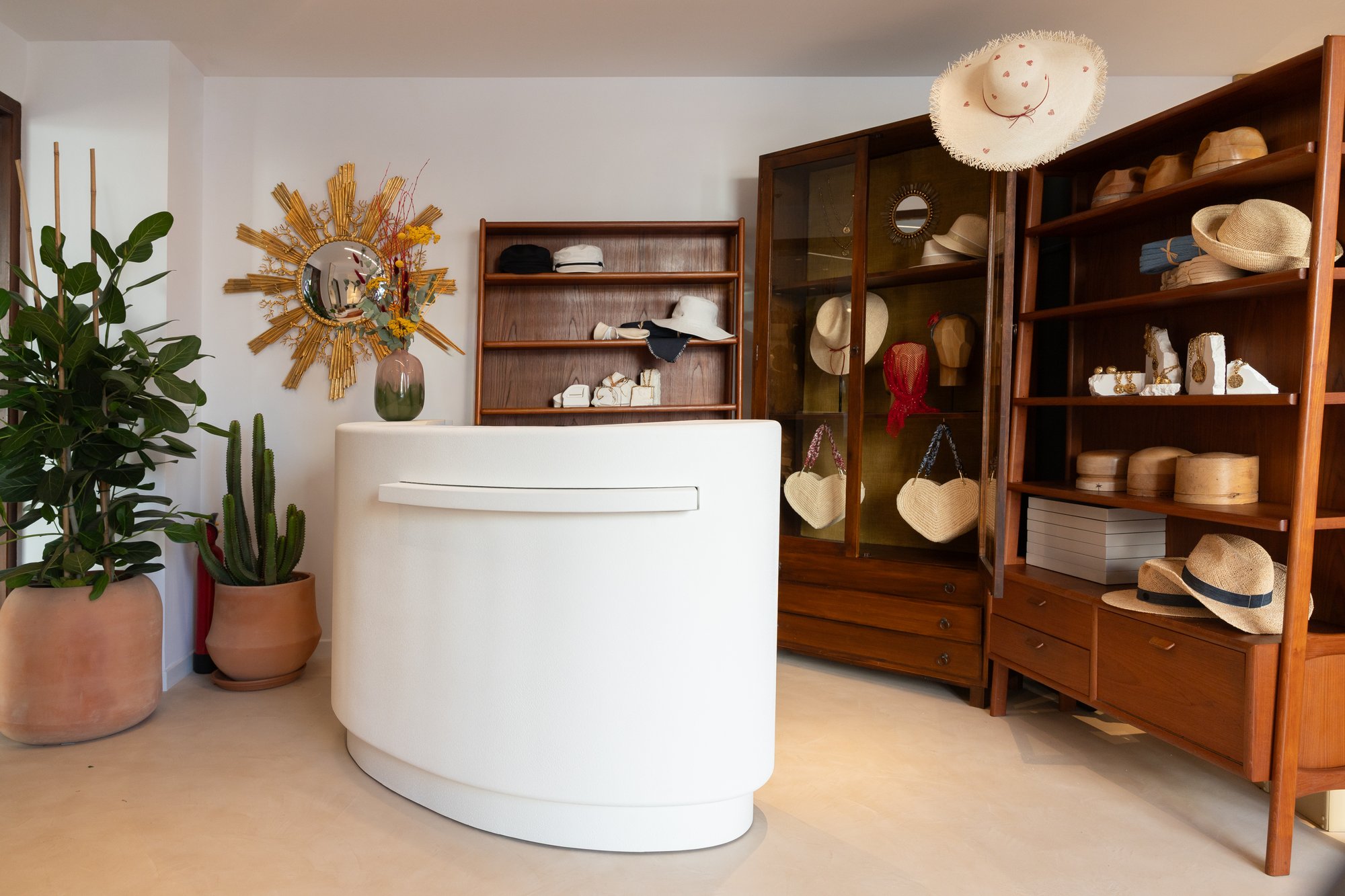Mostrador blanco y estanterías de madera de la boutique — Maison Michel + Goossens, Marbella Club Hotel, Marbella. Fotografía de Pedro Jaén