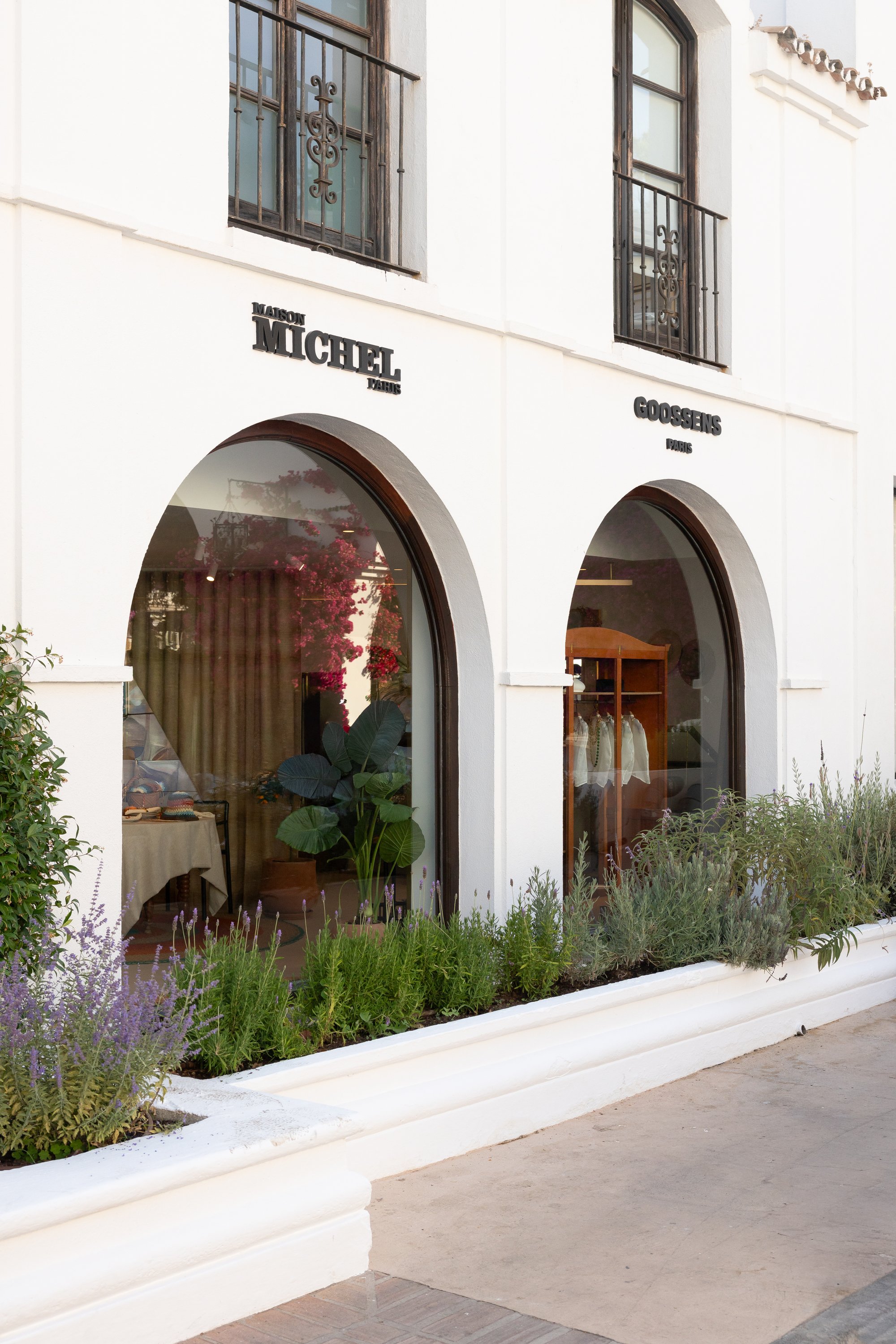 Fachada blanca con ventanales en arco y jardinera — Maison Michel + Goossens, Marbella Club Hotel, Marbella. Fotografía de Pedro Jaén