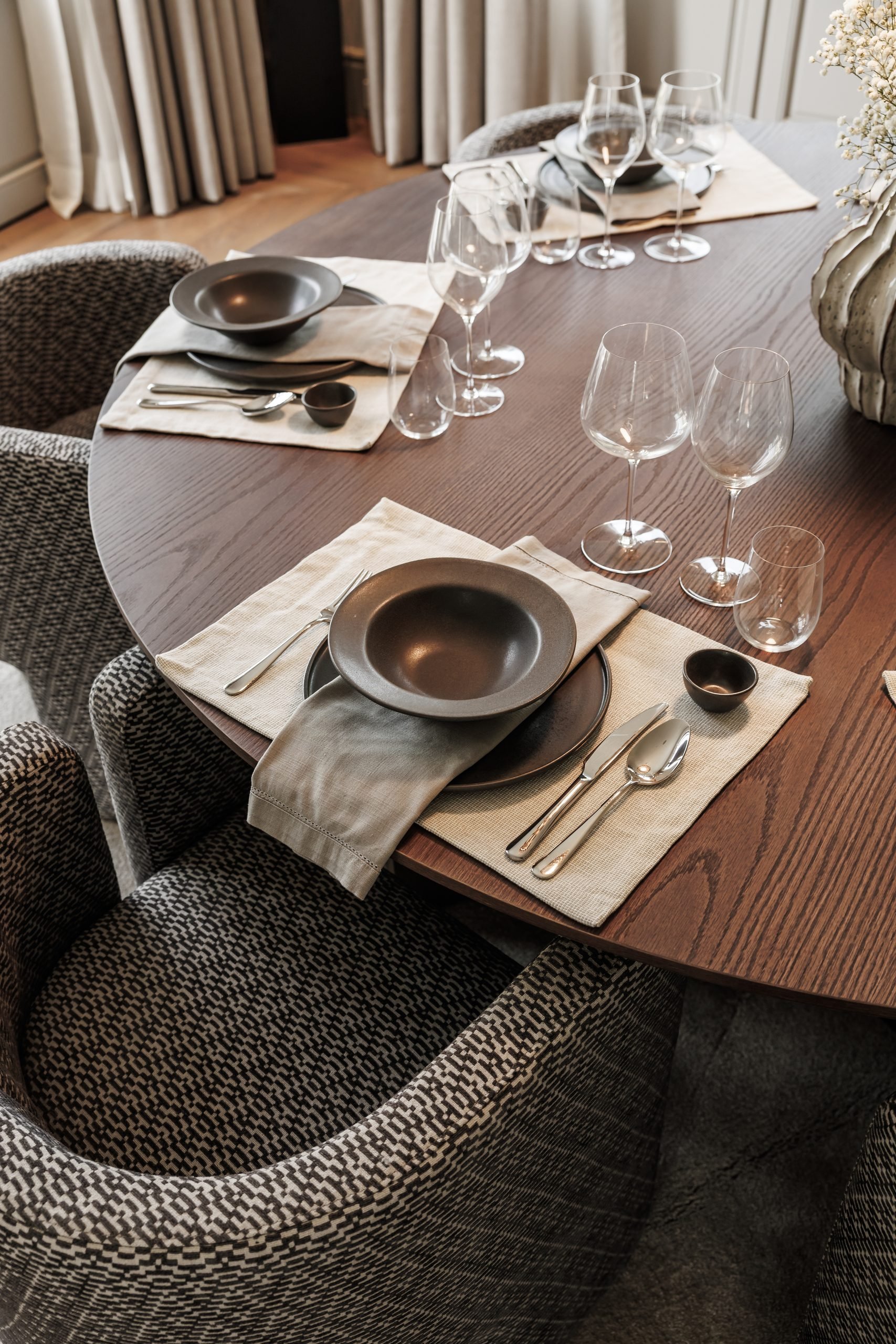 Mesa de comedor de madera puesta con vajilla de cerámica y copas — Puroform La Zagaleta, La Zagaleta, Benahavís. Fotografía de Pedro Jaén