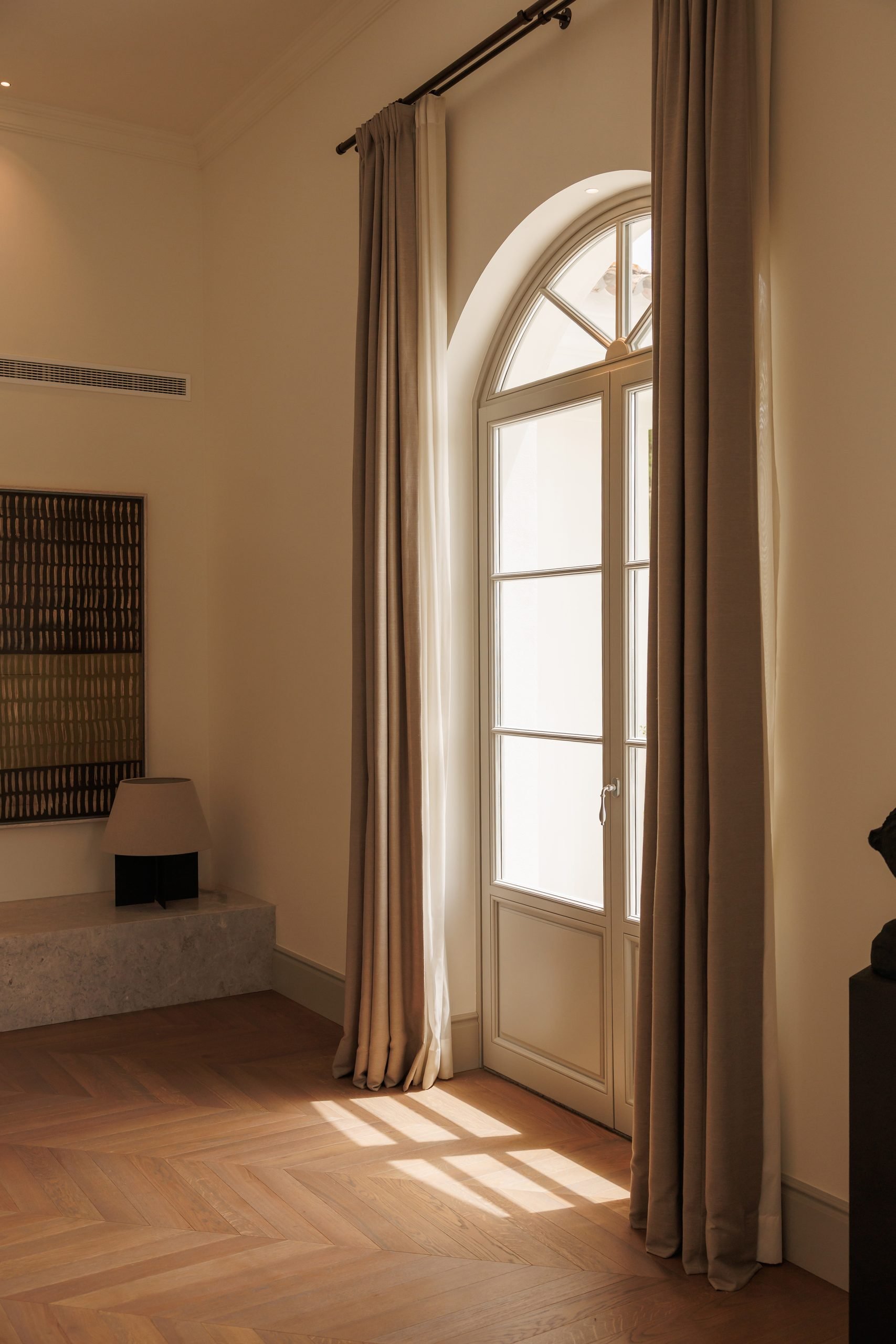 Ventanal en arco con cortinas de lino y suelo de madera — Puroform La Zagaleta, La Zagaleta, Benahavís. Fotografía de Pedro Jaén