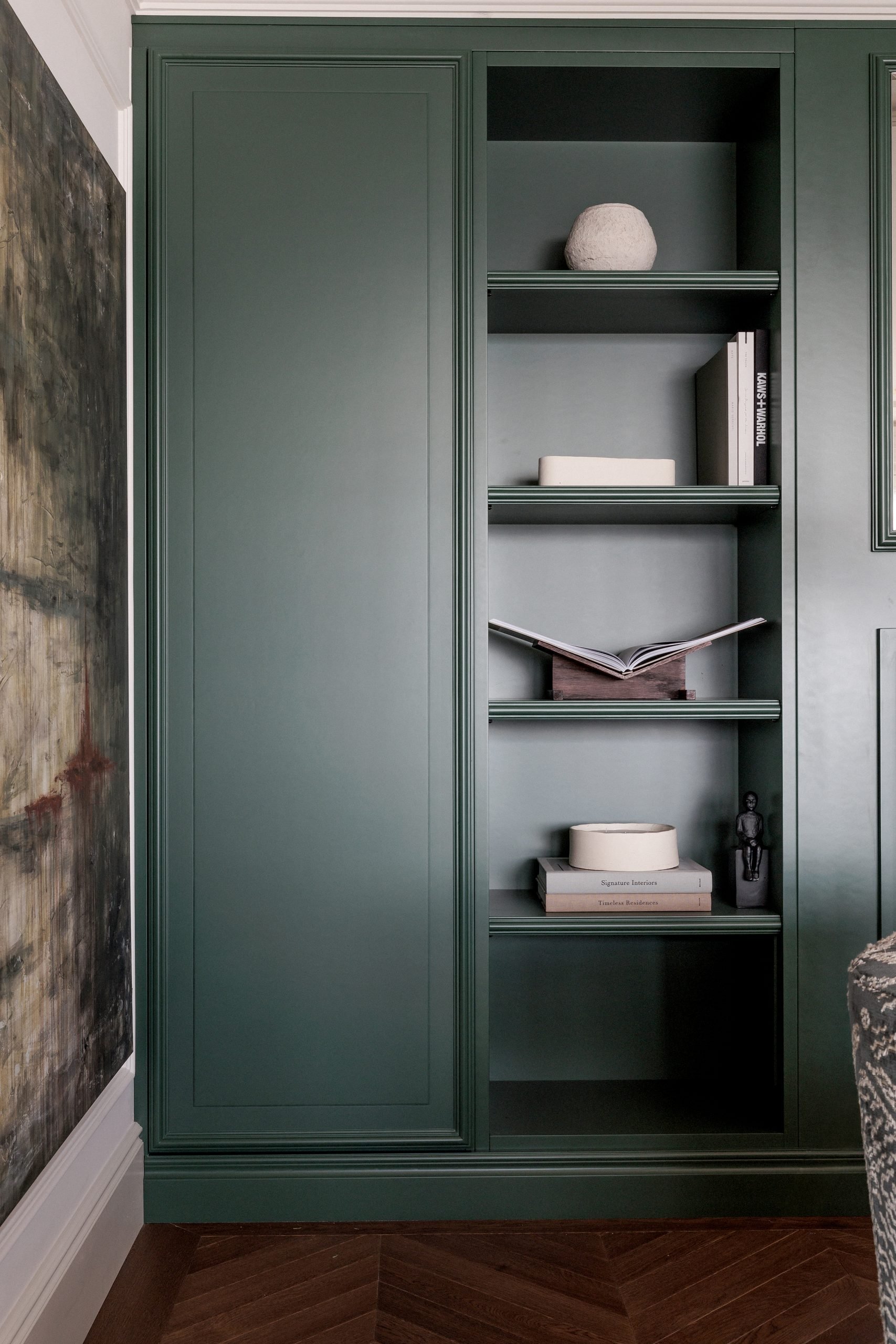 Librería lacada en verde con objetos decorativos — Puroform Sierra Blanca, Sierra Blanca, Marbella. Fotografía de Pedro Jaén