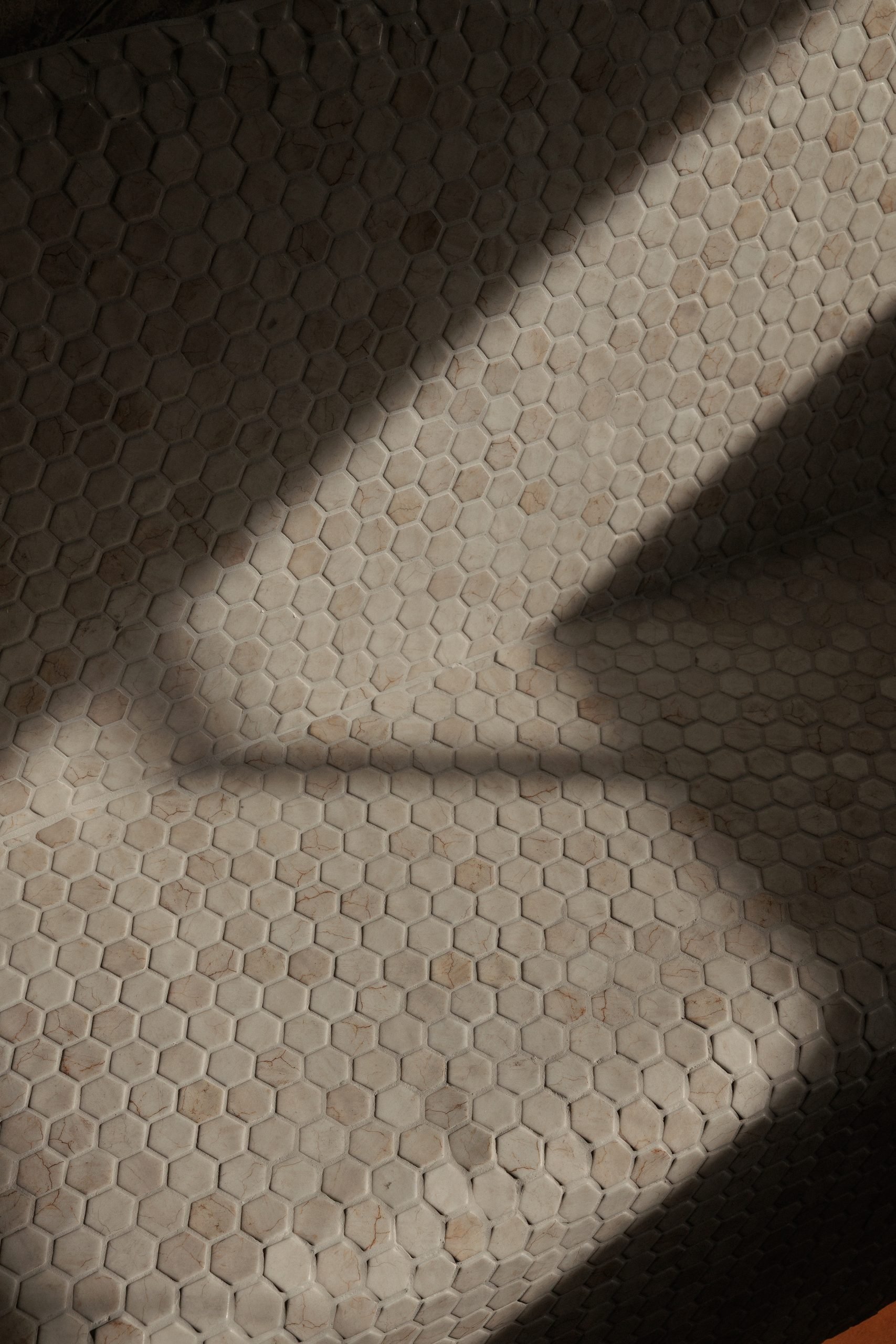 Luz y sombra sobre alfombra de textura en relieve — Puroform Sierra Blanca, Sierra Blanca, Marbella. Fotografía de Pedro Jaén