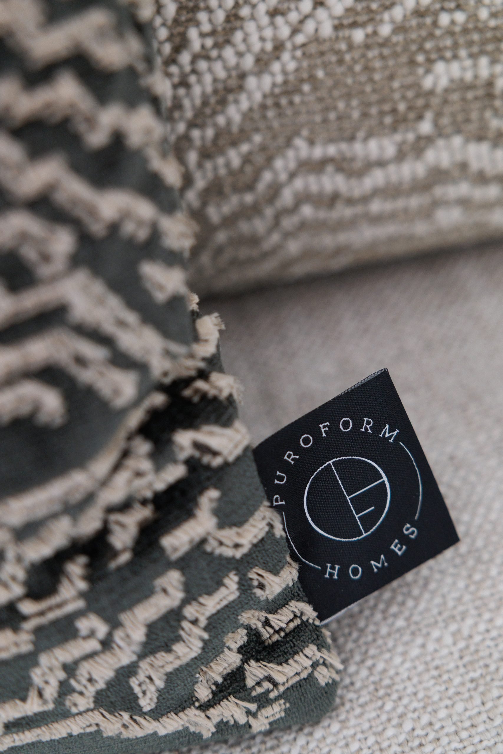 Detalle de textil con etiqueta Puroform House — Puroform Sierra Blanca, Sierra Blanca, Marbella. Fotografía de Pedro Jaén