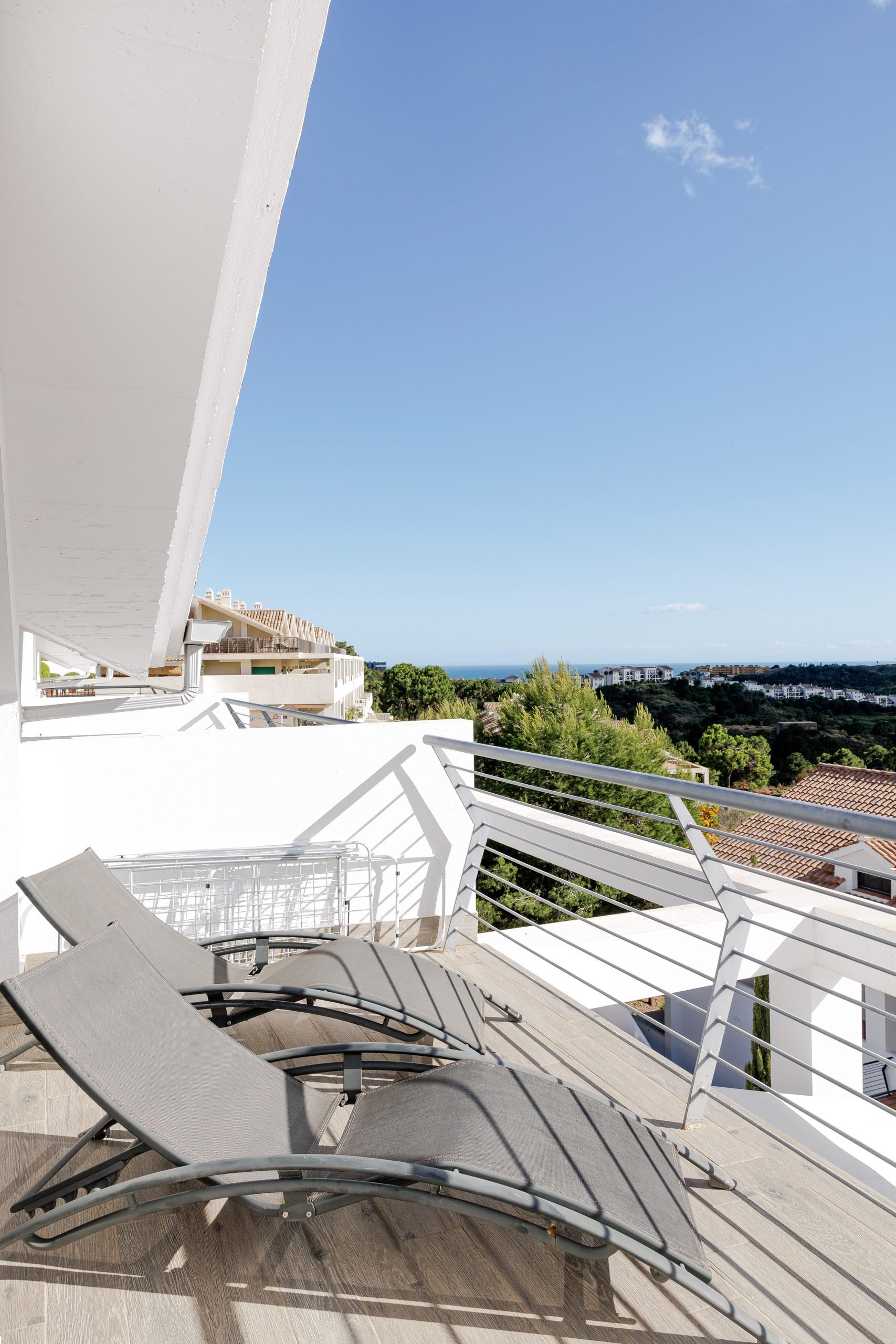 Terraza con tumbonas y vistas — Apartamento Selwo Ocean Hills, Costa del Sol. Fotografía de Pedro Jaén