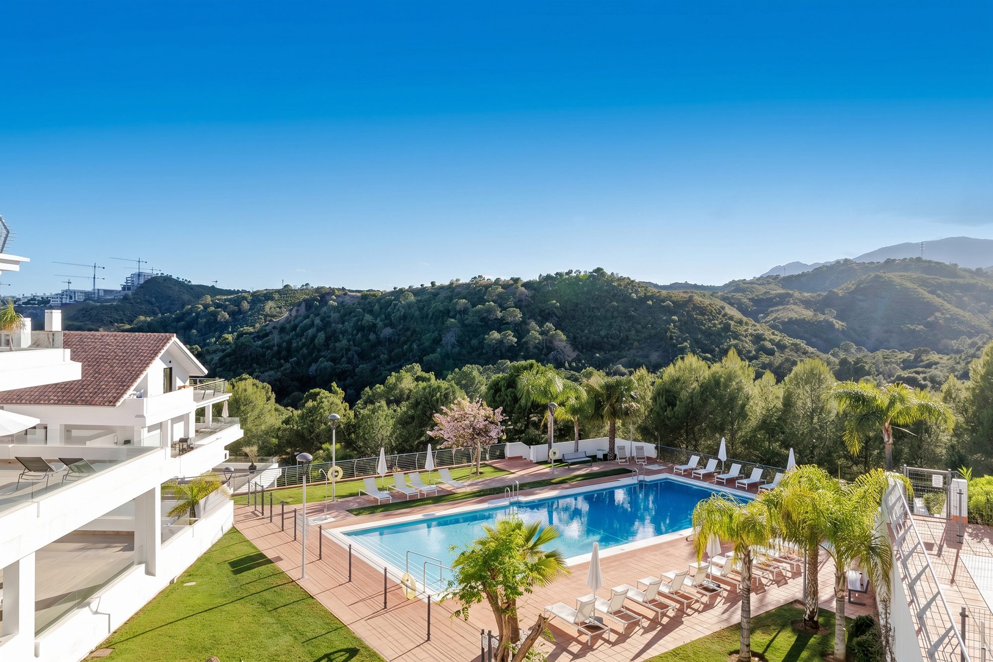 Piscina comunitaria entre jardines y montañas — Apartamento Selwo Ocean Hills, Costa del Sol. Fotografía de Pedro Jaén