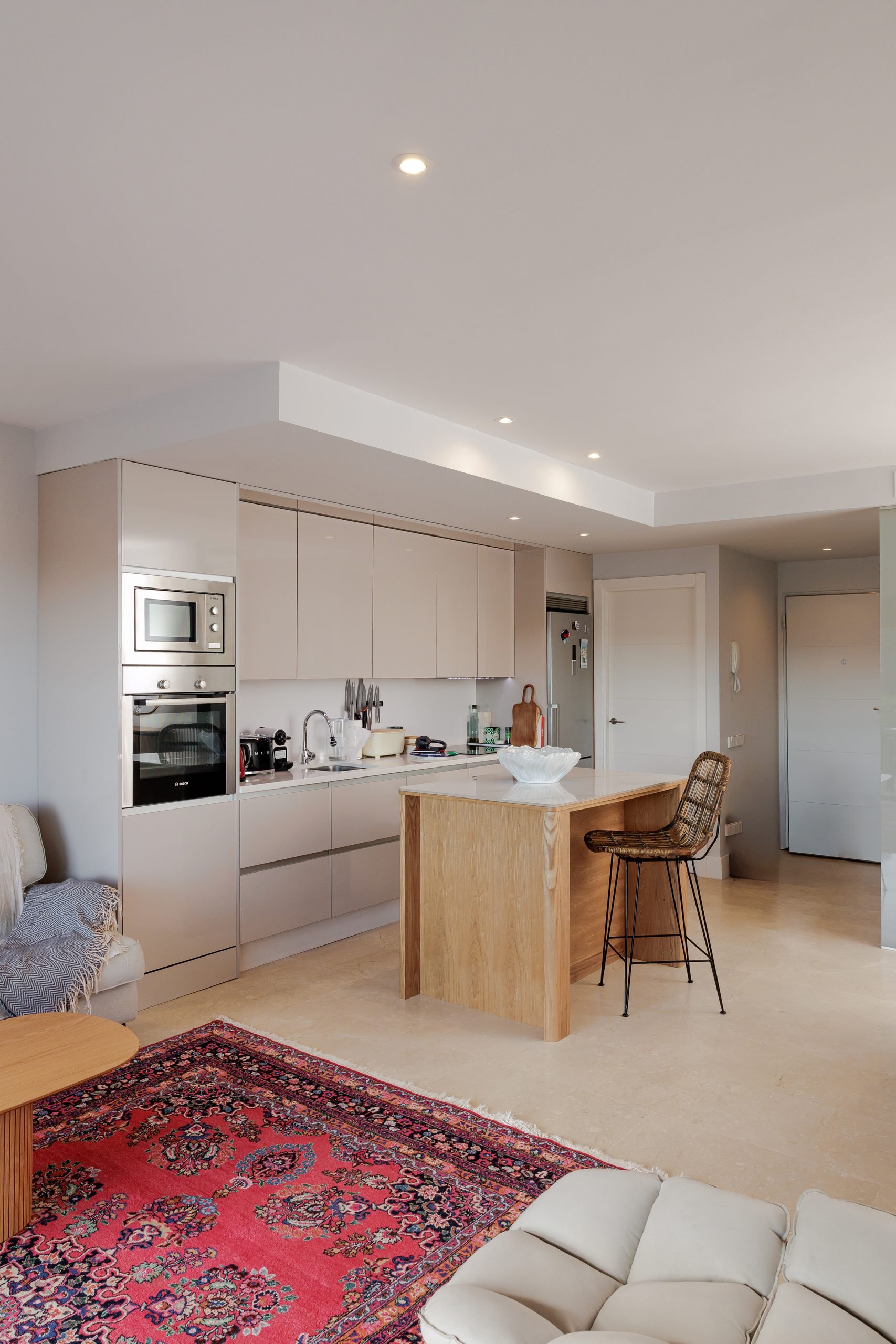 Cocina abierta con isla y salón — Apartamento Selwo Ocean Hills, Costa del Sol. Fotografía de Pedro Jaén